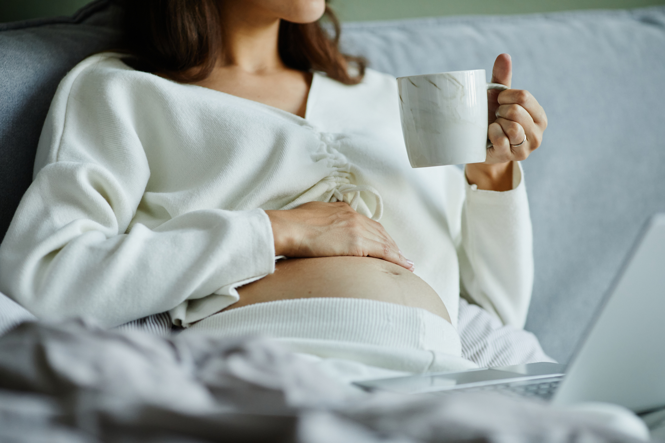 pregnant-woman-drinking-tea