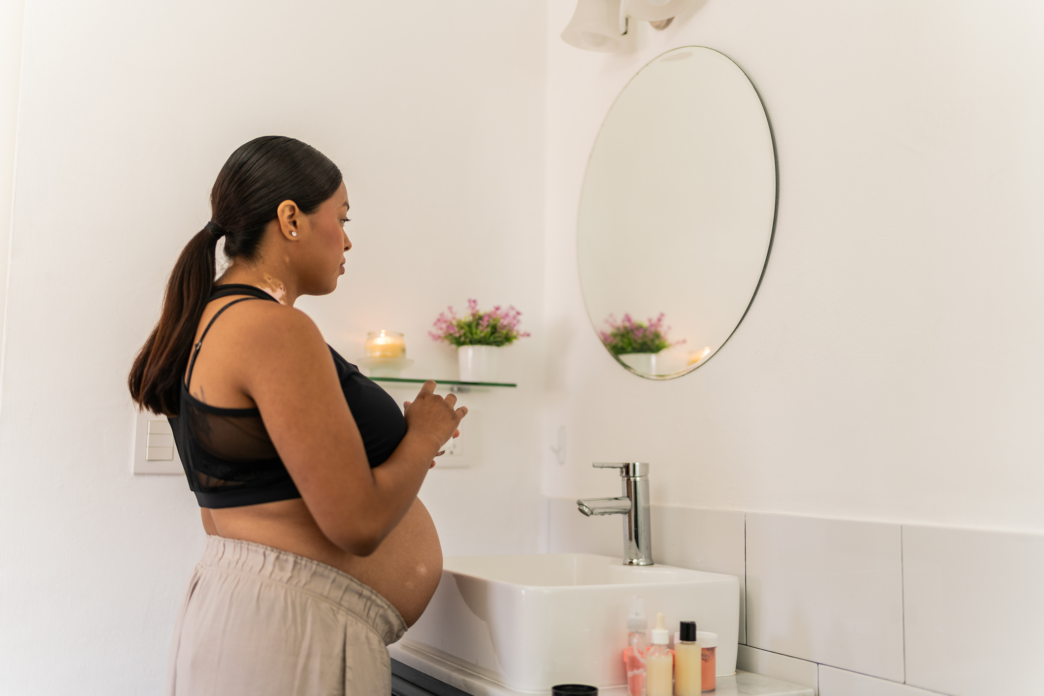 pregnant-woman-looking-in-mirror