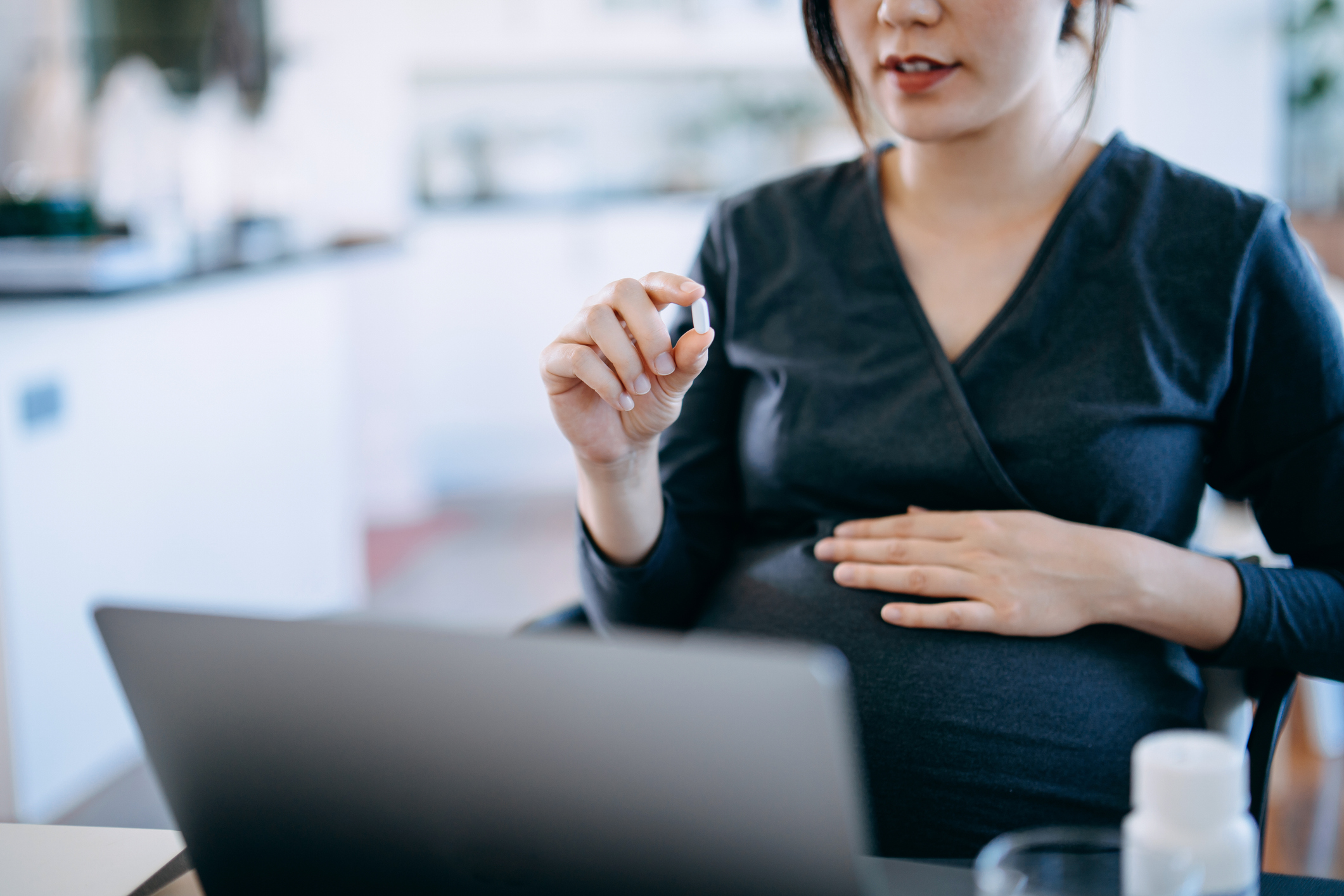 pregnant-woman-taking-medications
