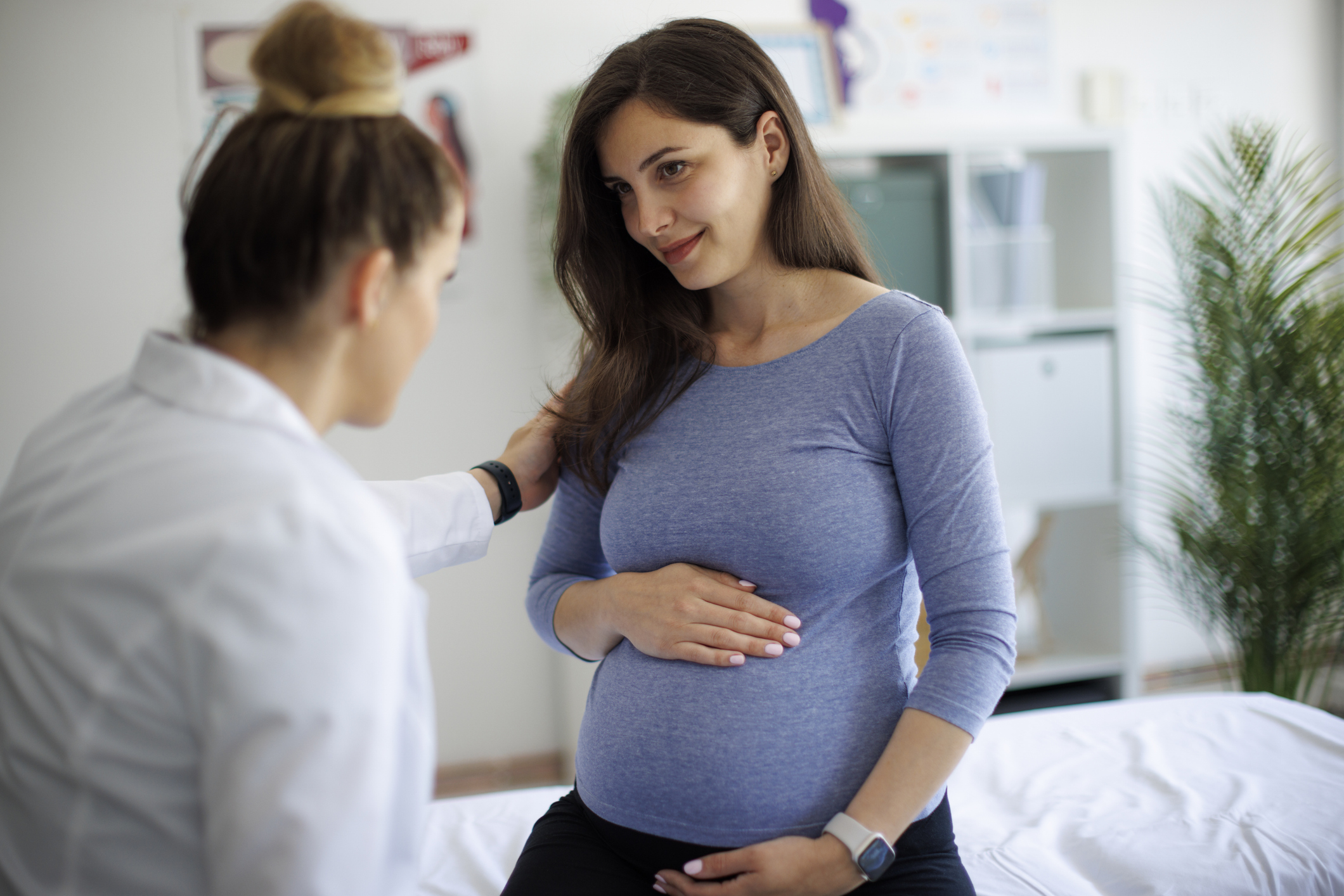 pregnant-woman-talking-to-doctor