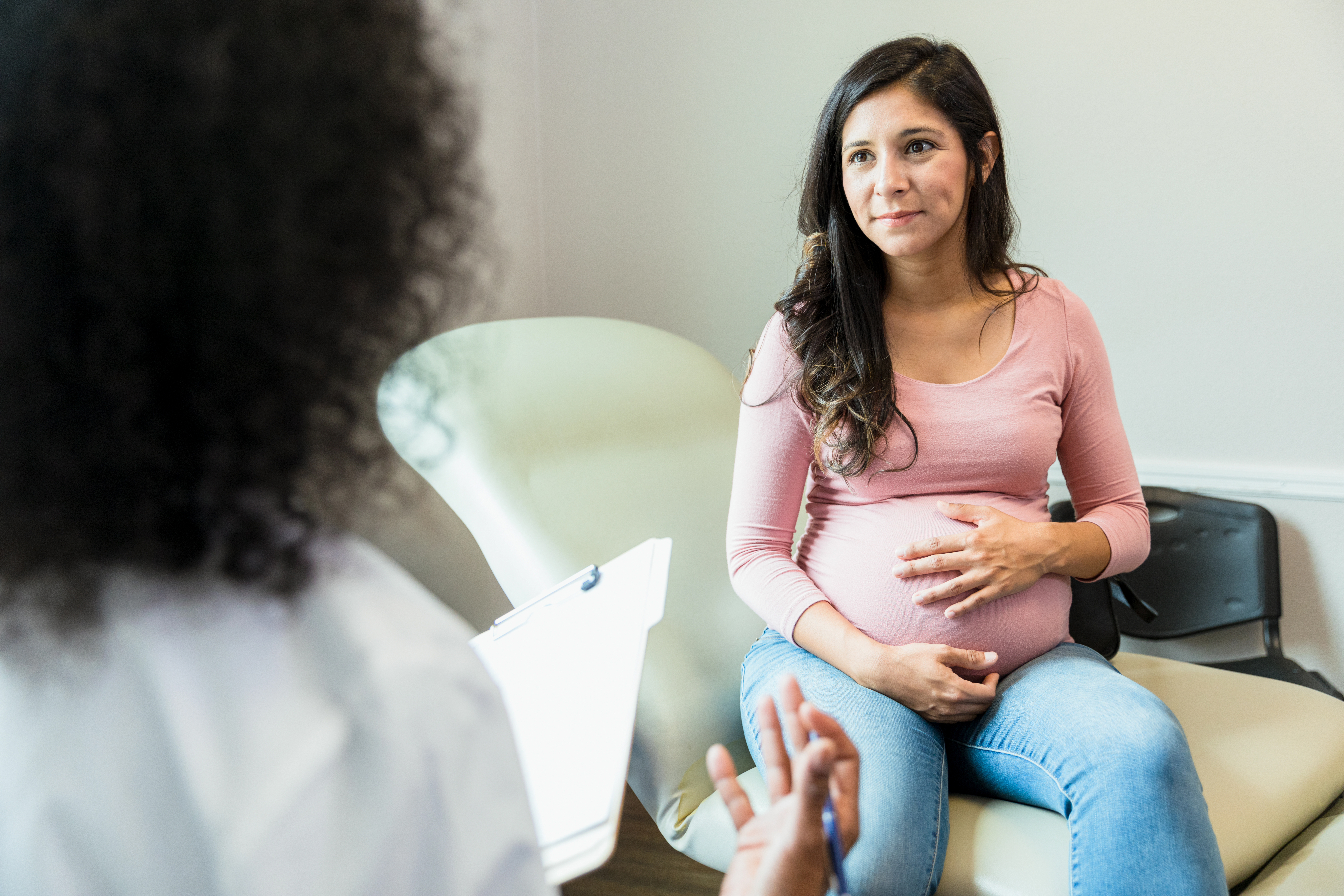 pregnant-woman-talking-with-doctor