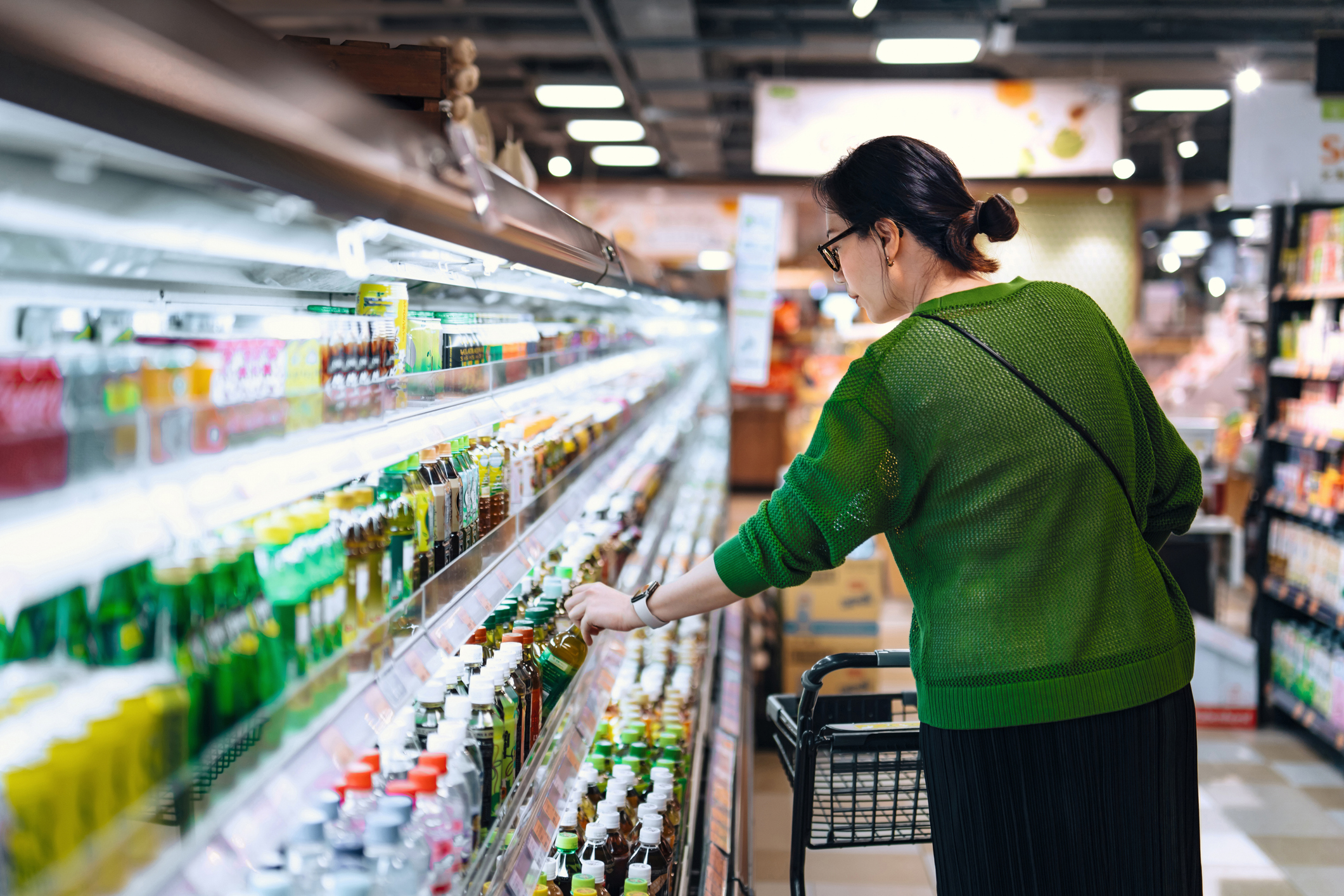woman-grocery-shopping