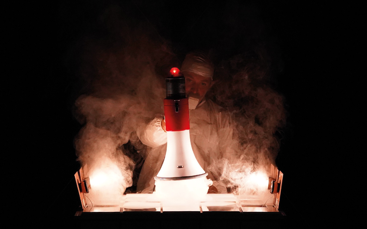 When everyday items become art on stage