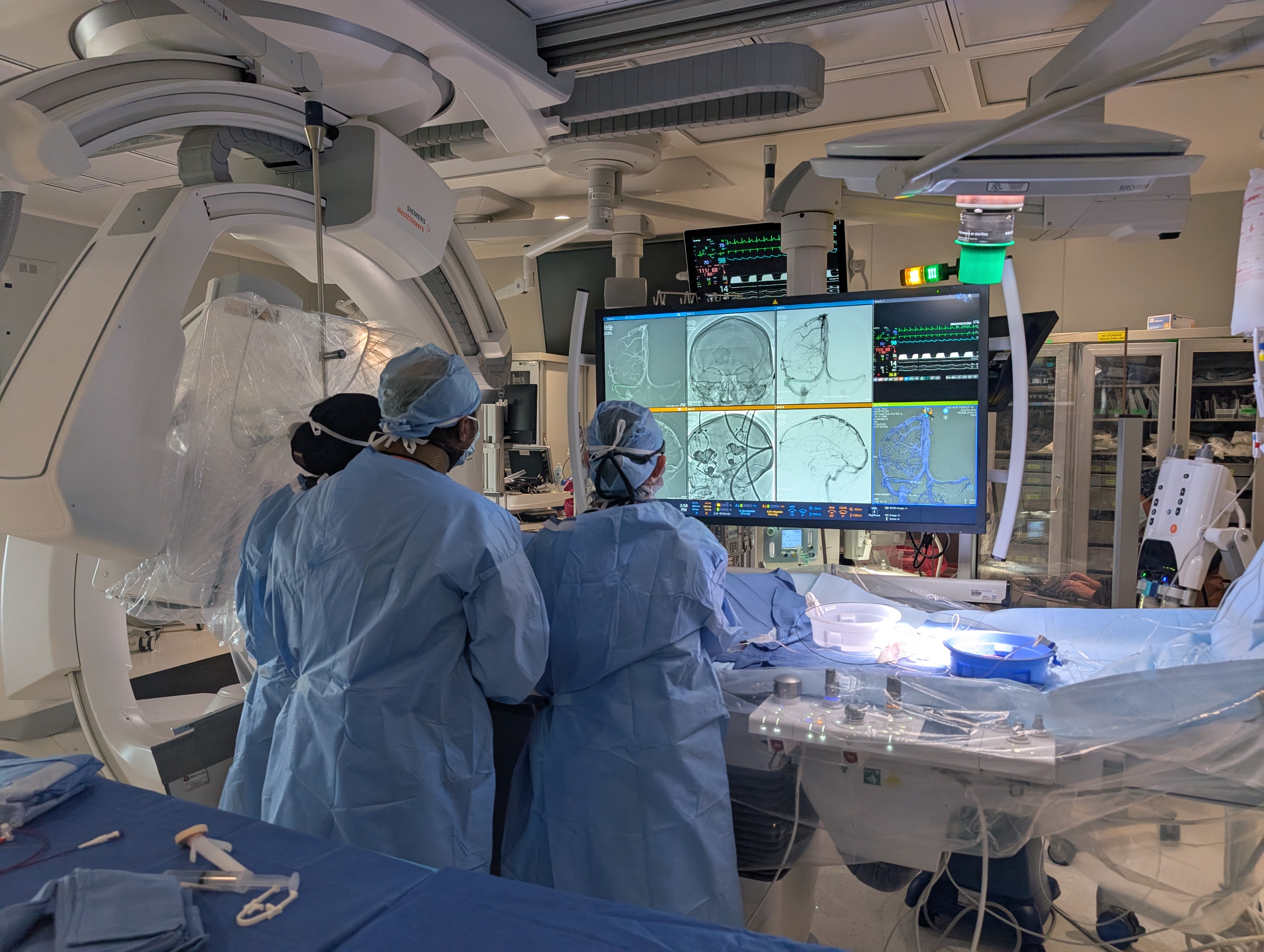 Dr. Srinivasan and residents looking at screens in the OR.