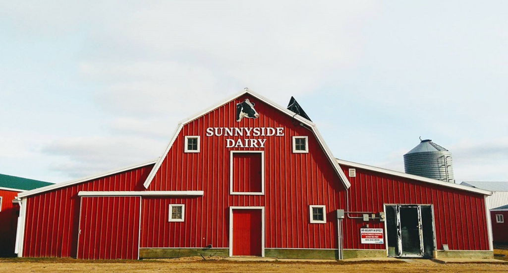 picture of Sunnyside Dairy's red barn