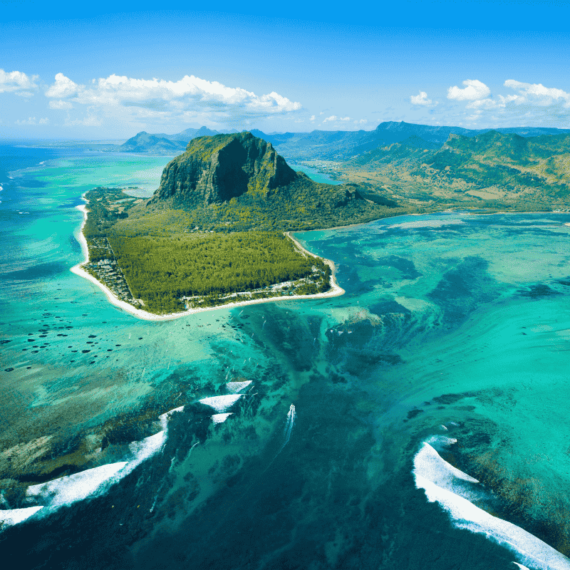 MUR_Underwater_waterfall_in_Mauritius