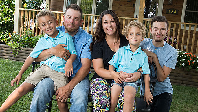 Jennifer y Tim Zinga y sus tres hijos