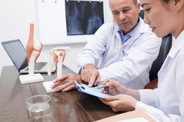 Orthopedic surgeons discussing knee care with each other