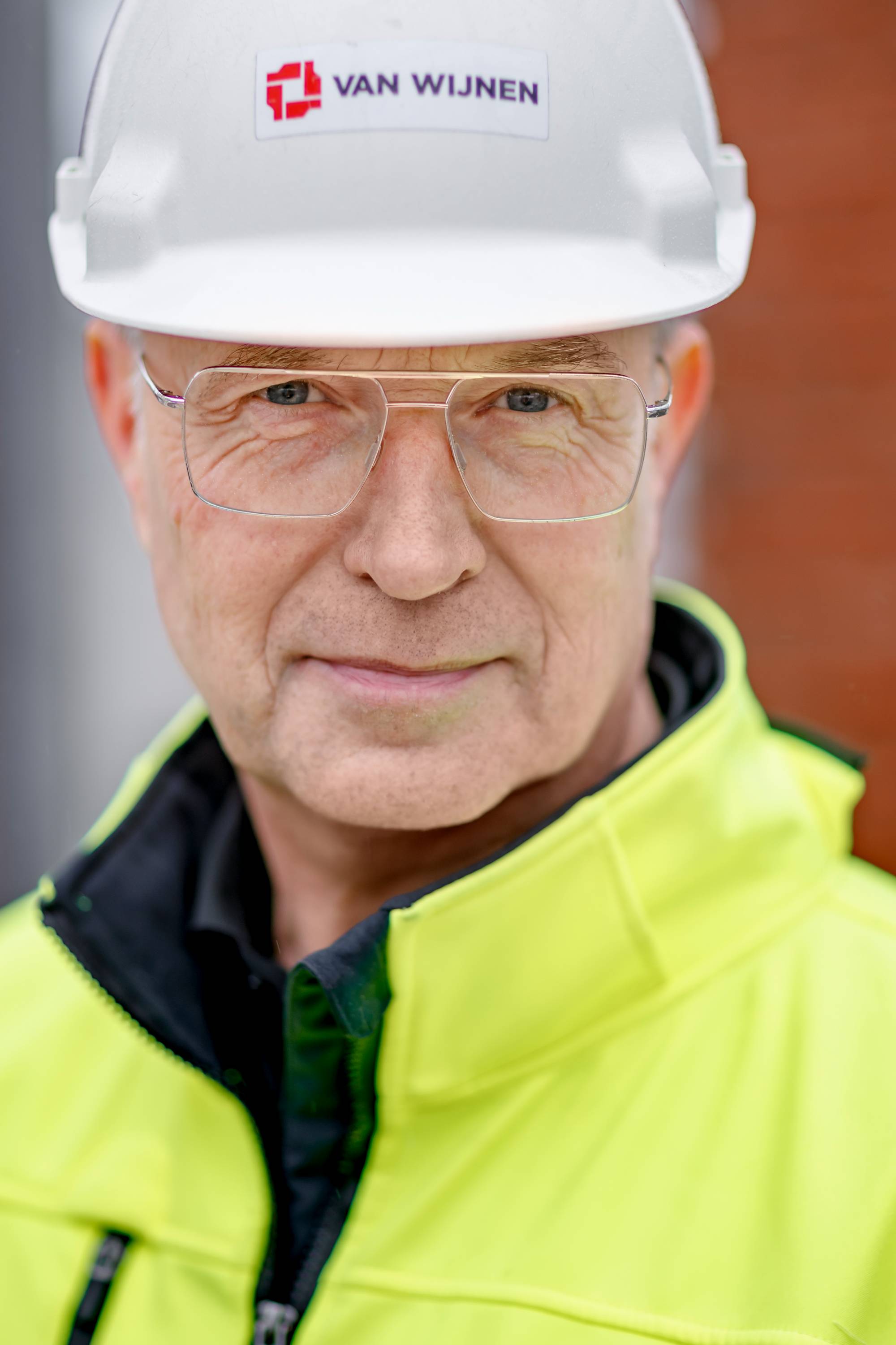 50 vakmensen en 70 robots doen hier het werk waar traditioneel 1.350 bouwvakkers voor nodig zijn