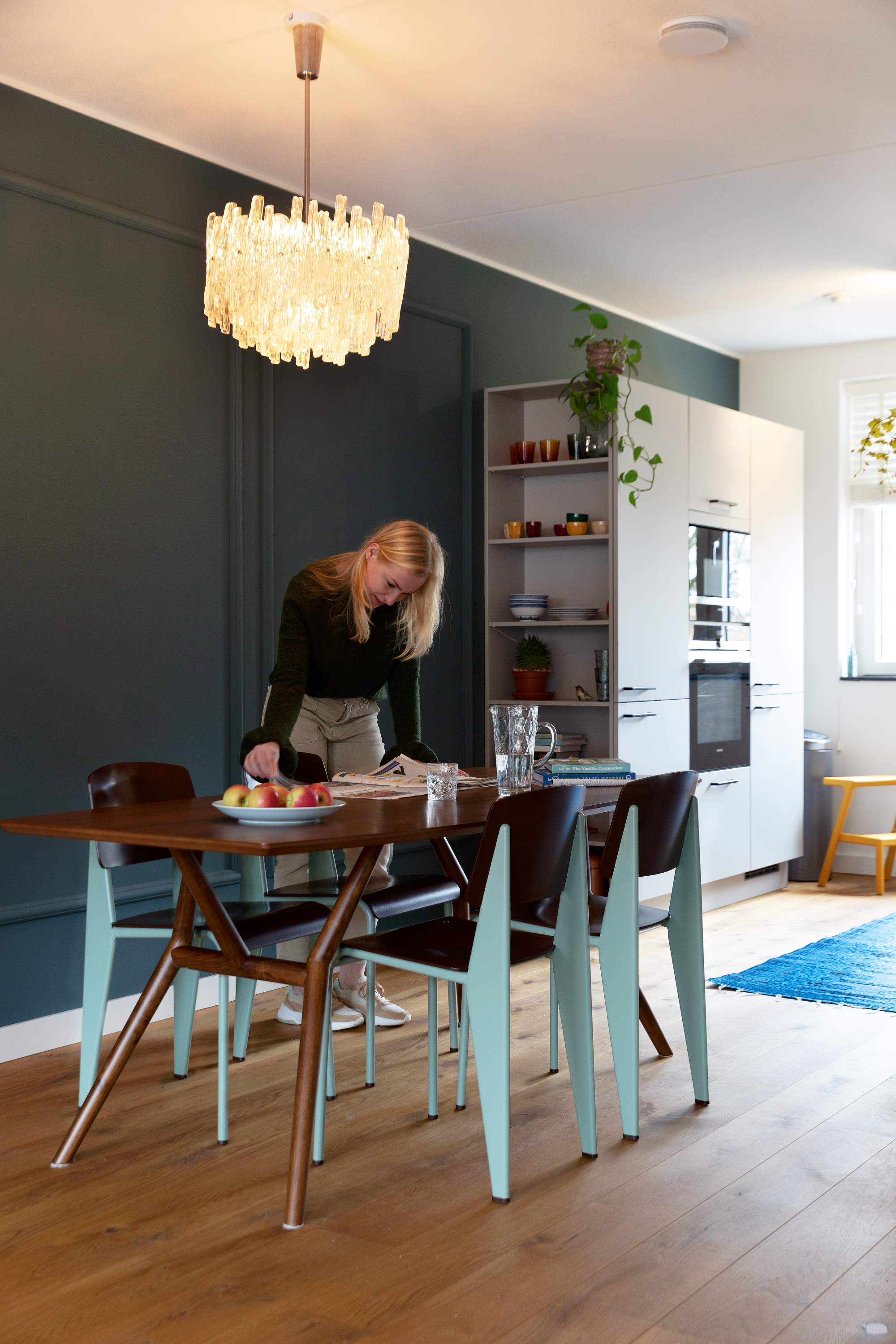 Rianne aan eettafel met hanglamp binnenkijker