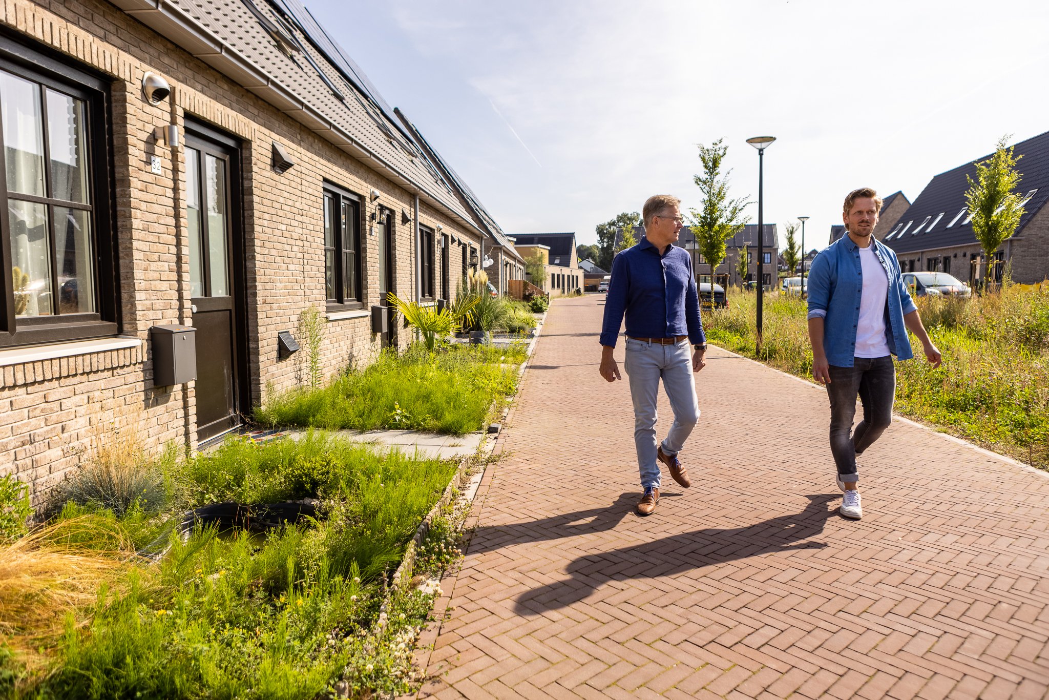 Bert Timmen van De Woonplaats laat de woonwijk Lage Bothof zien aan de report. De bewoners zijn trots op hun wijk en dat is te zien!  Bert Timmen van De Woonplaats laat de woonwijk Lage Bothof zien aan de report. De bewoners zijn trots op hun wijk en dat is te zien!