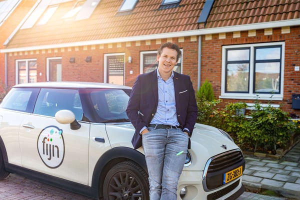Redmer Dijkstra staat voor zijn mini