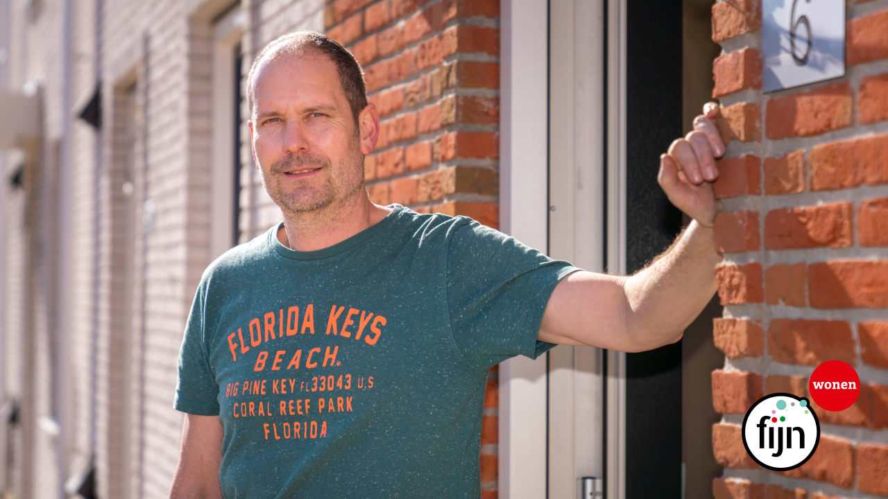 Serge - Bewoner Fluwelenhof - Voor zijn woning in Gouda