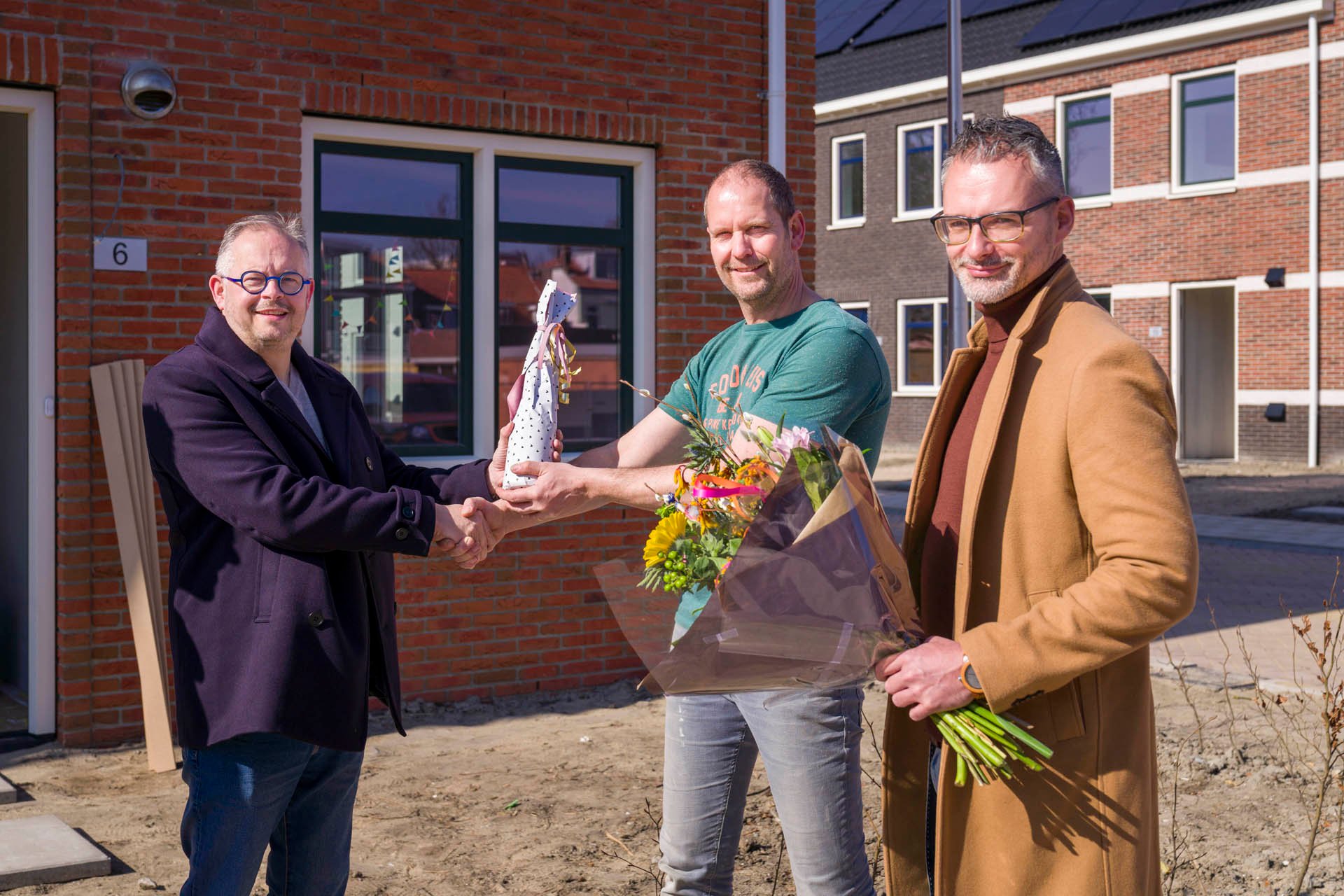 Wethouder Rogier Tetteroo, Stefan Wemmenhove van Stepforward en bewoner Serge