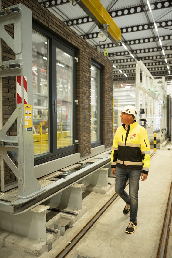 Menso Oosting in woningfabriek 4