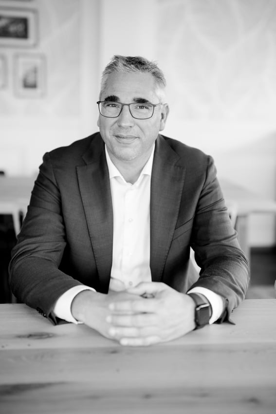 Onze doelstelling is om 70% in het betaalbare segment te kunnen bieden. Dat doen we door middel van de woningfabriek, die op termijn 4.000 woningen per jaar kan leveren. Daarnaast doen we ook nog eens 4.000 woningen via onze maatwerkbedrijven, want die vraag is er ook nog steeds. Samen is dit nog geen 10% van wat er jaarlijks gebouwd moet worden. Daarom is er inzet van alle partijen nodig.