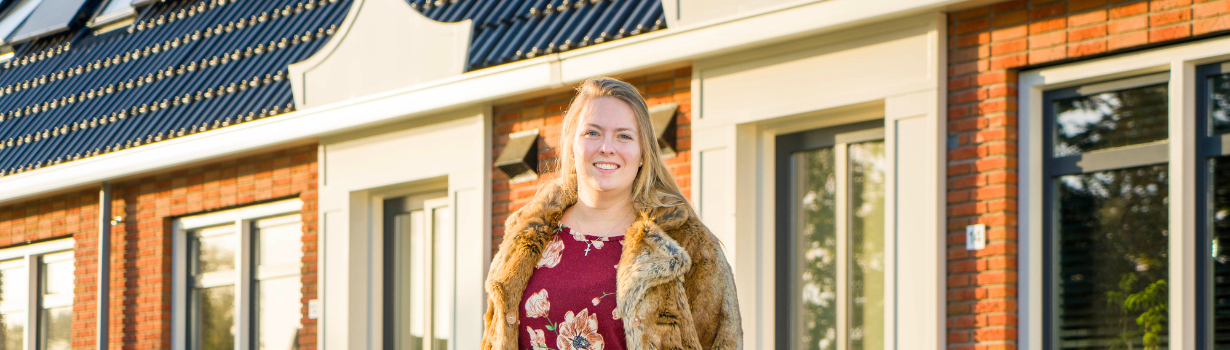 Bewoonster Lotte voor haar woningen in Deinum