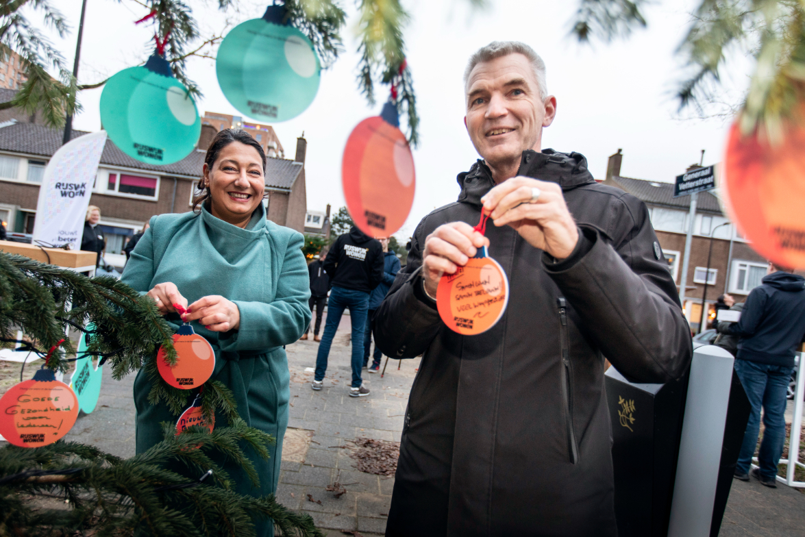Johanna en Rob hangen kerstwensen op