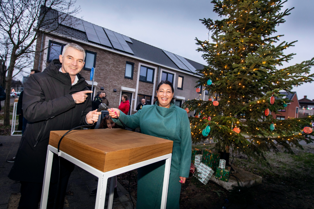 Rob en Johanna ontsteken de kerstboom