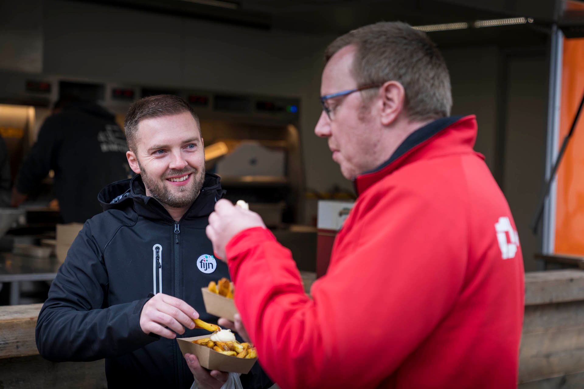Mannen eten frietje in Dinxperlo