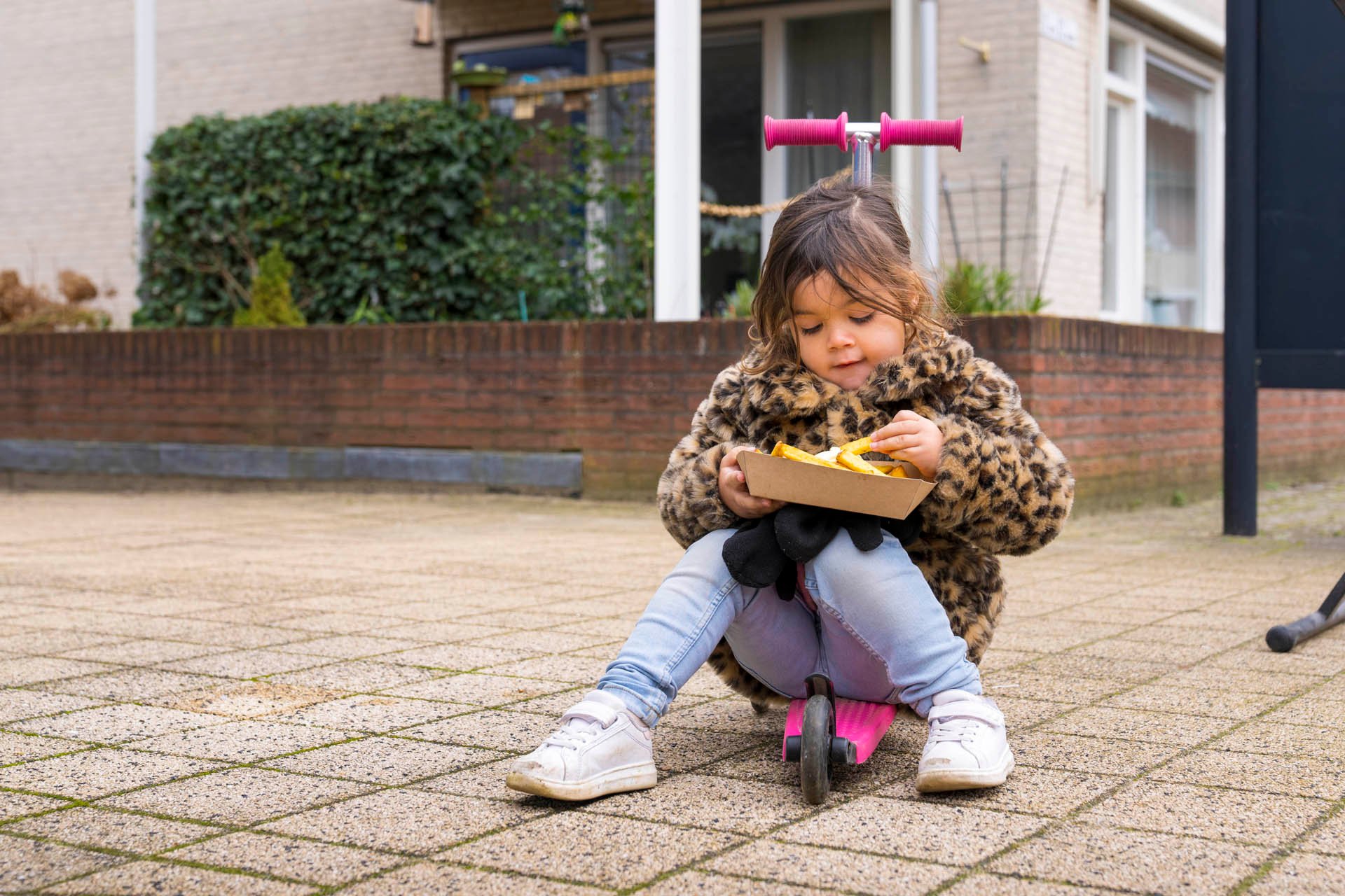 Meisje eet friet in Dinxperlo