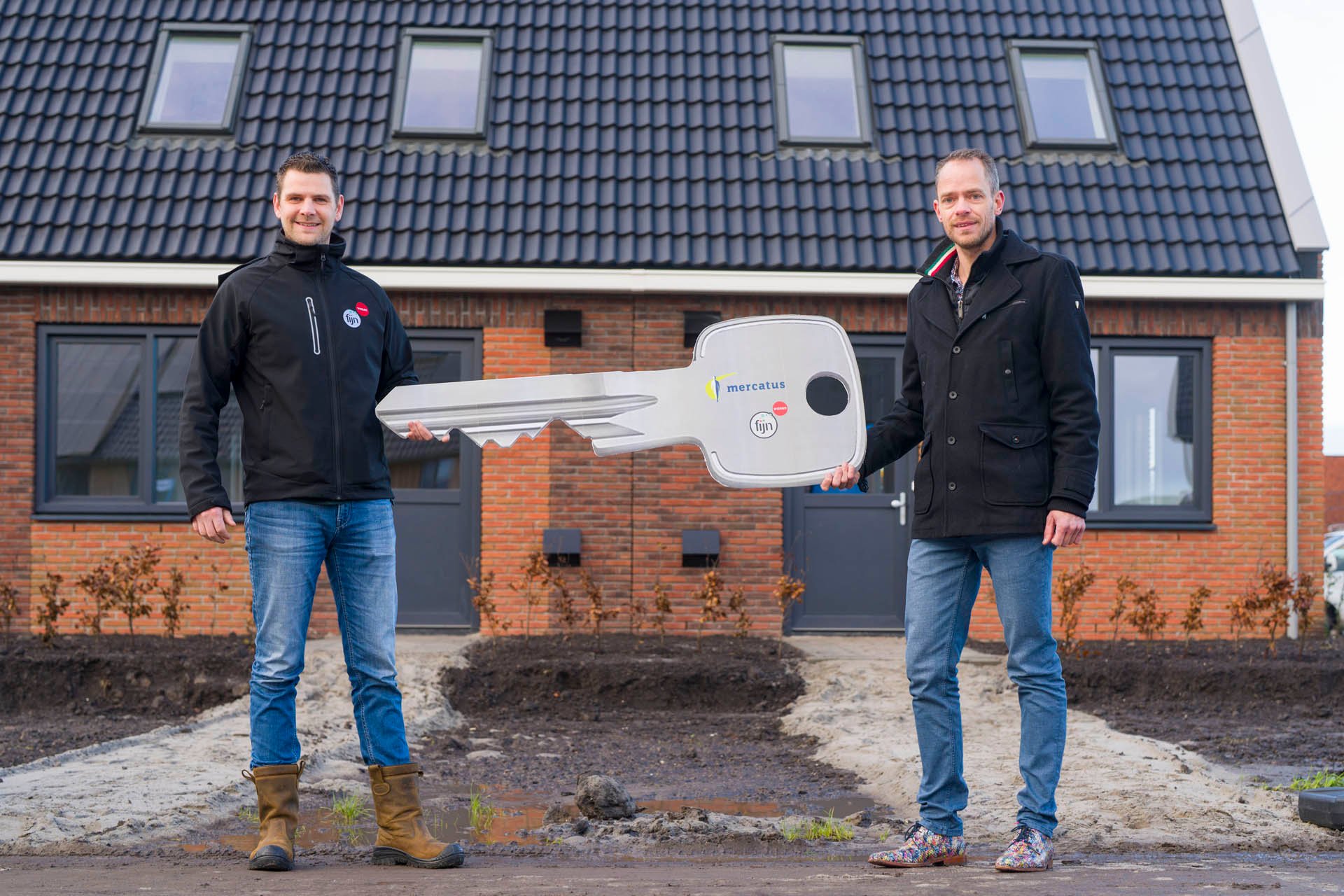 Jos en Jan Pieter sleuteloverdracht Emmeloord