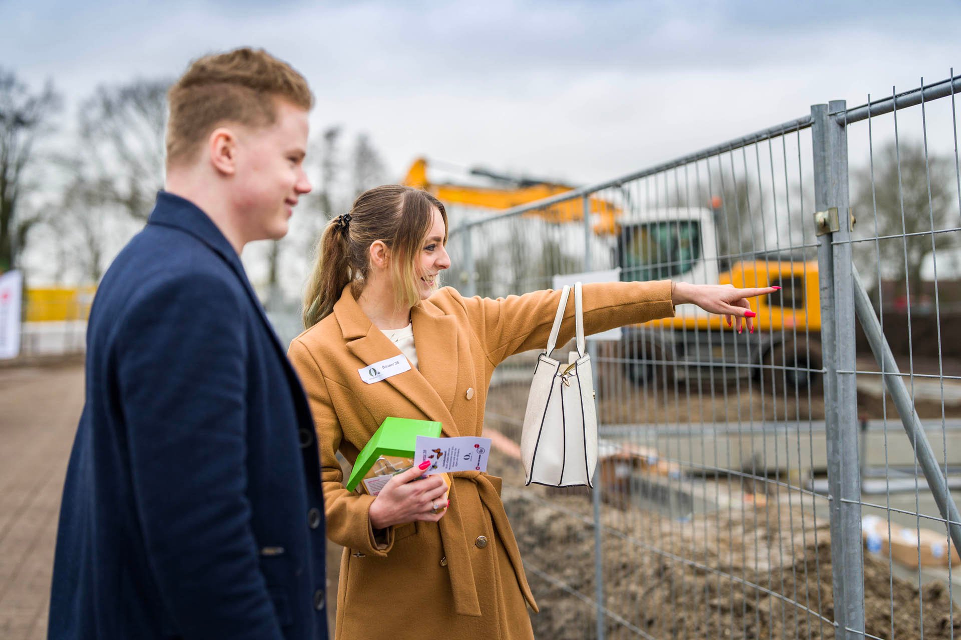 Bewoners kijken bij nieuwbouw in Oosterwolde