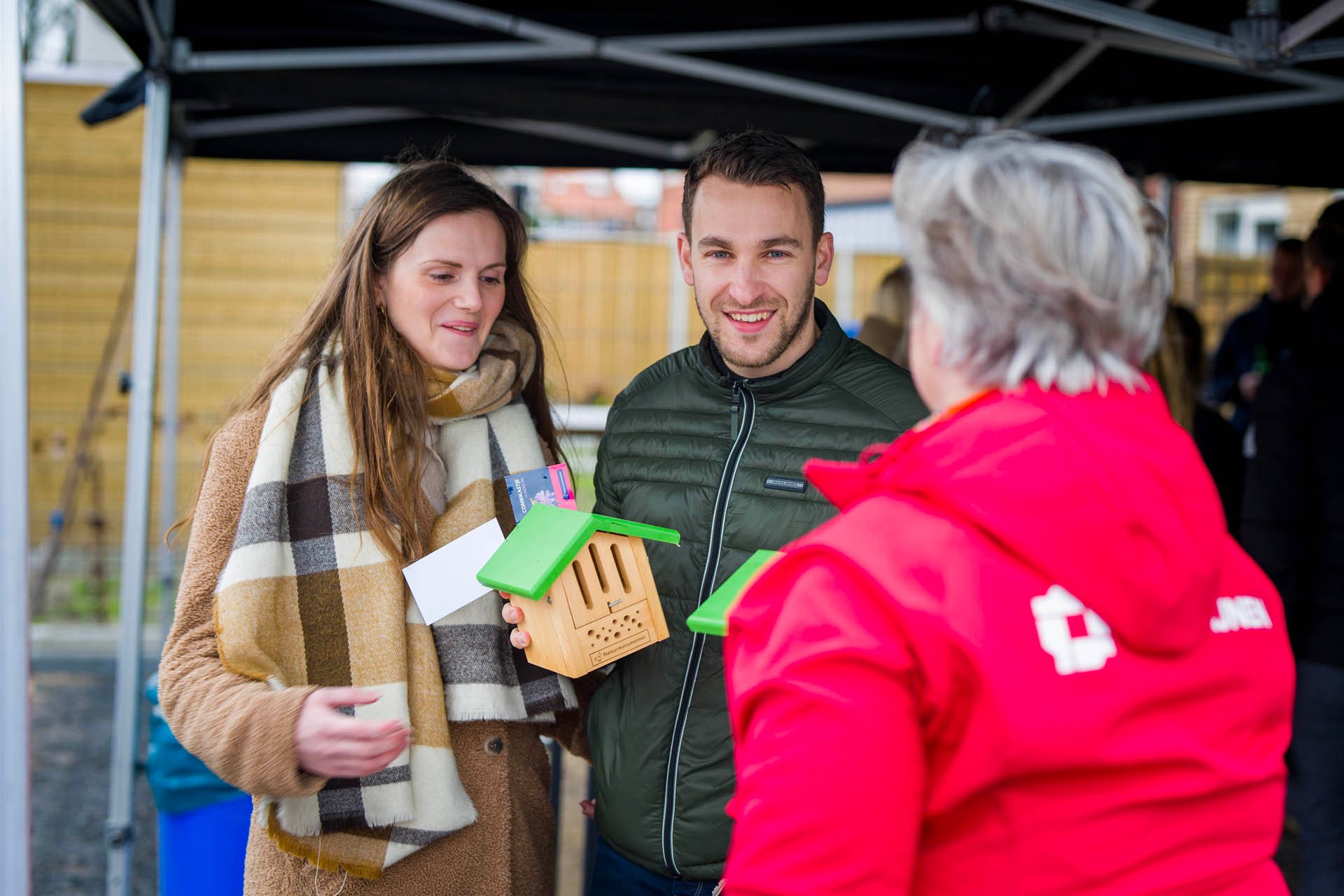 Bewoners krijgen insectenhotel Oosterwolde