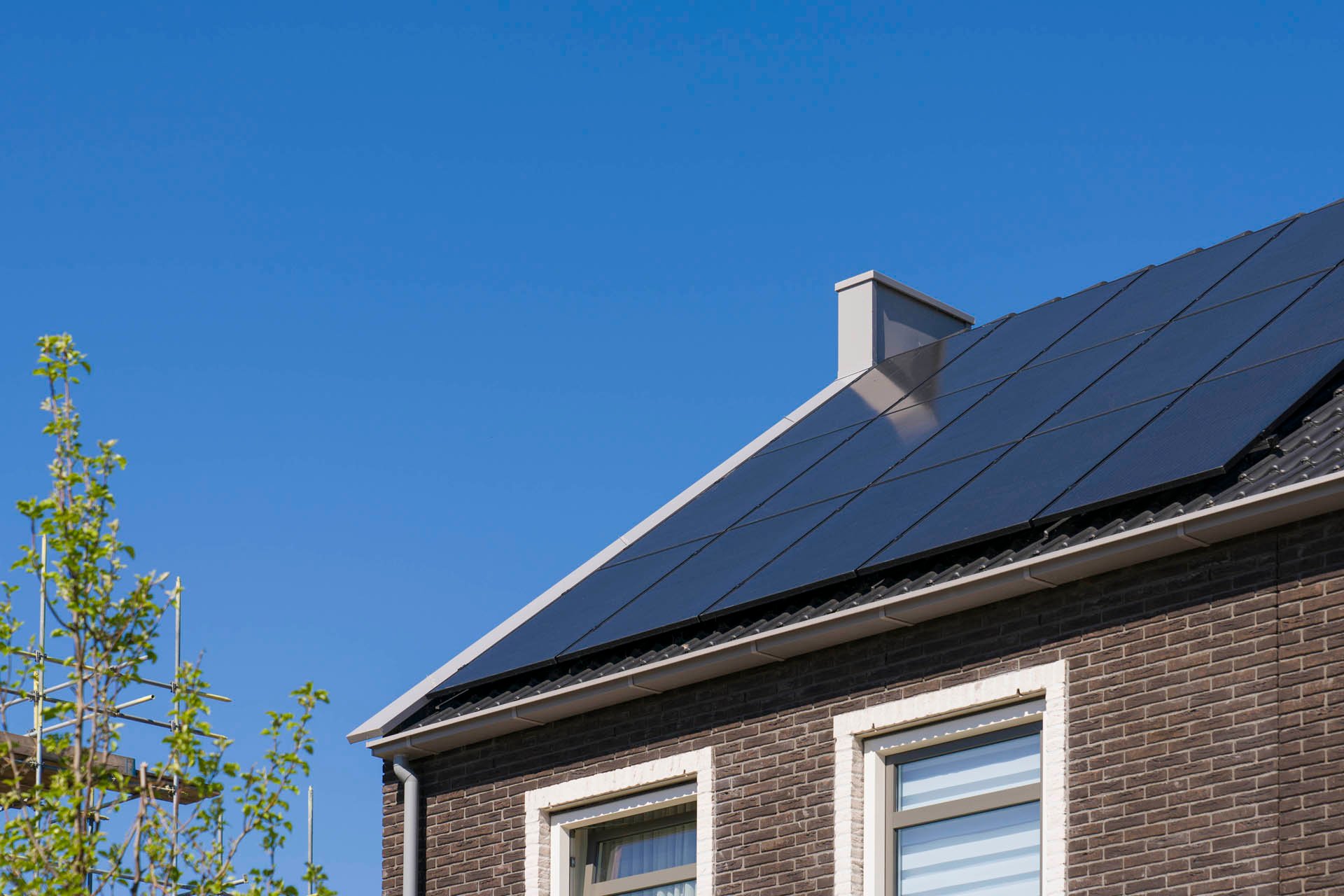 Zonnepanelen op dak van woning in Puttershoek