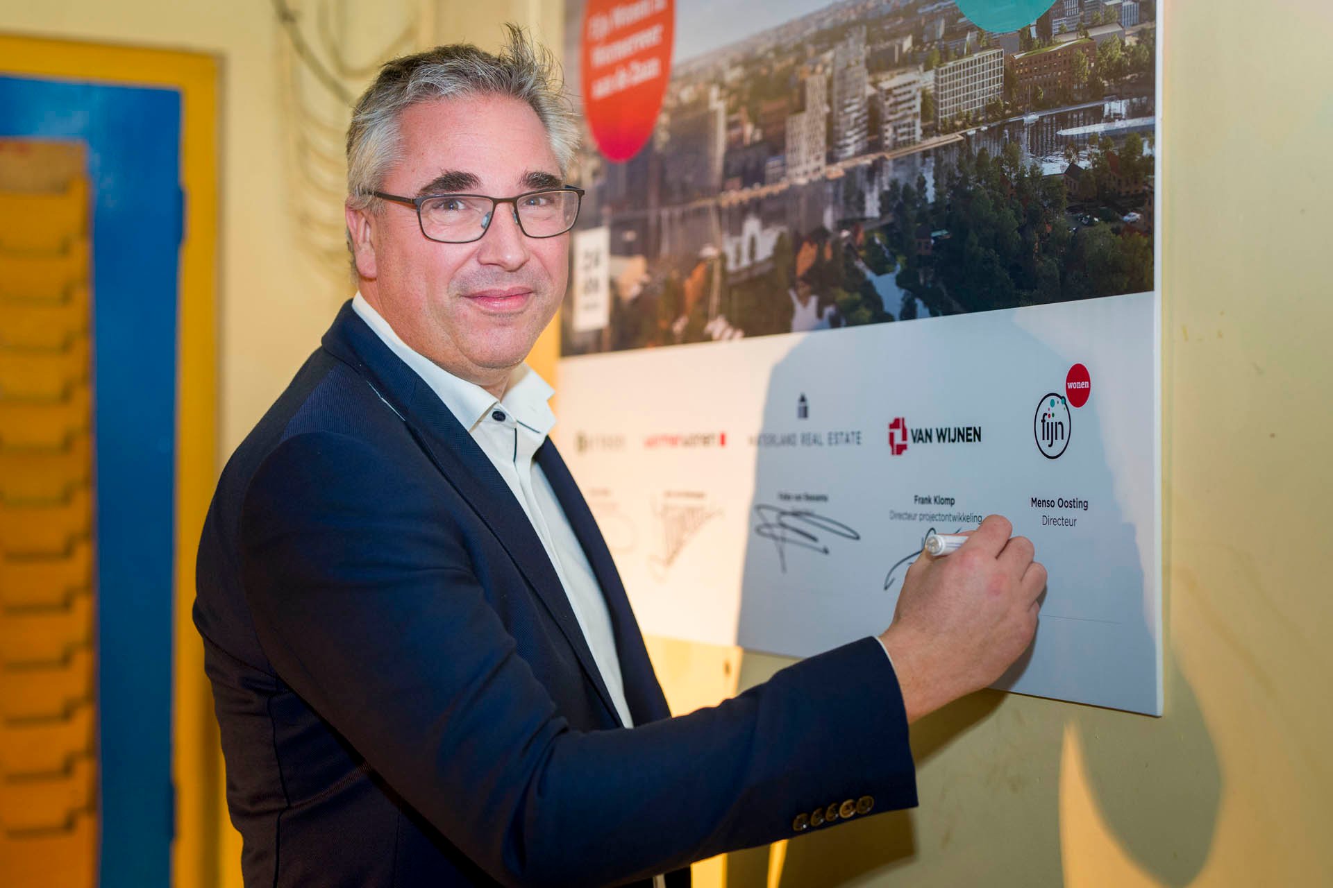 Menso Oosting zet handtekening in Wormerveer