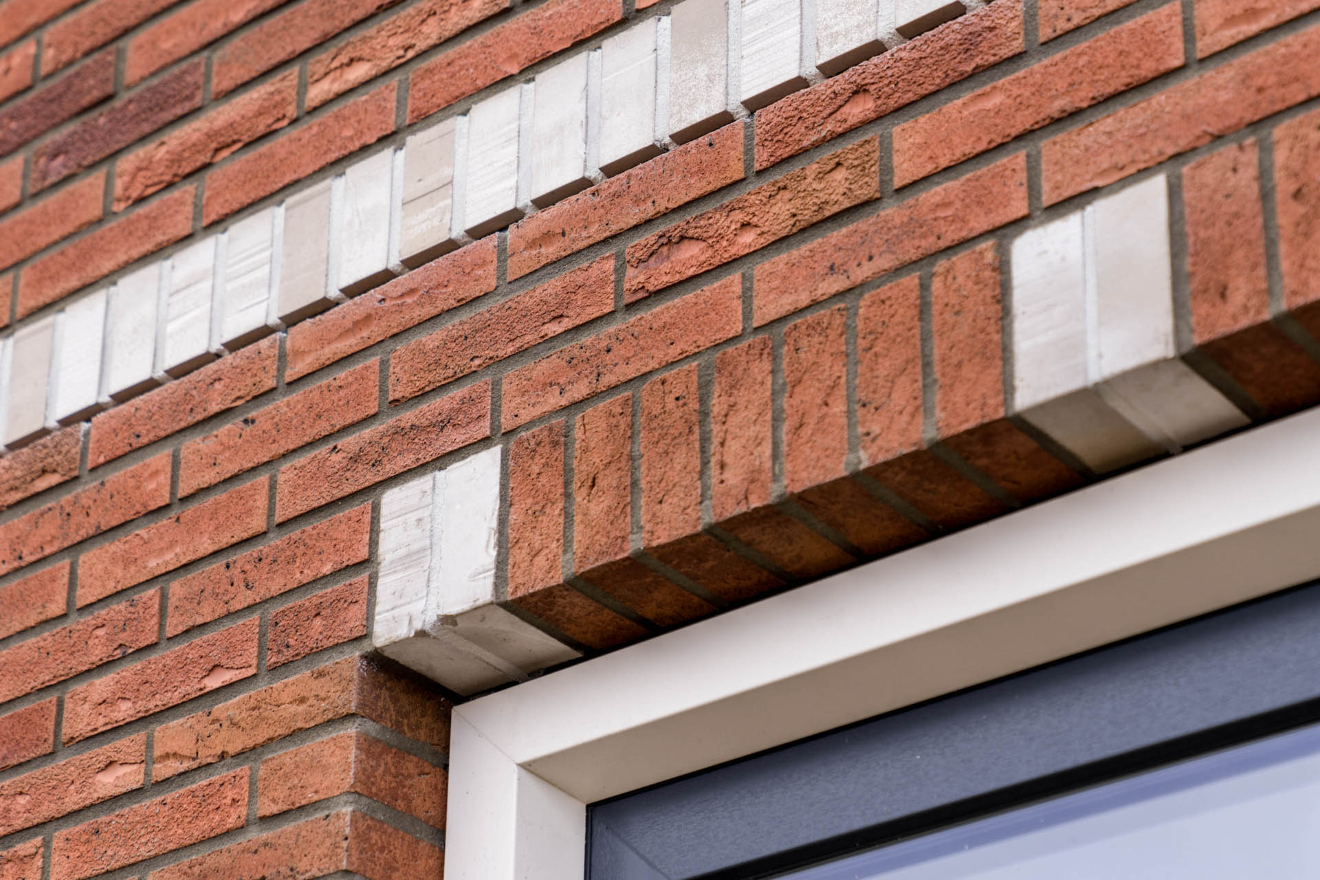 Detailfoto van de woningen in Zevenhuizen - je ziet het metselwerk rondom de ramen
