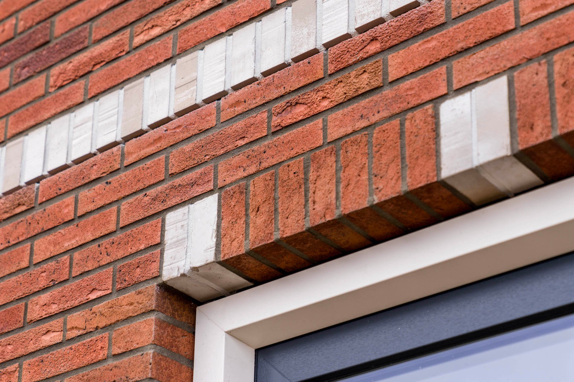 Detailfoto van de woningen in Zevenhuizen - je ziet het metselwerk rondom de ramen