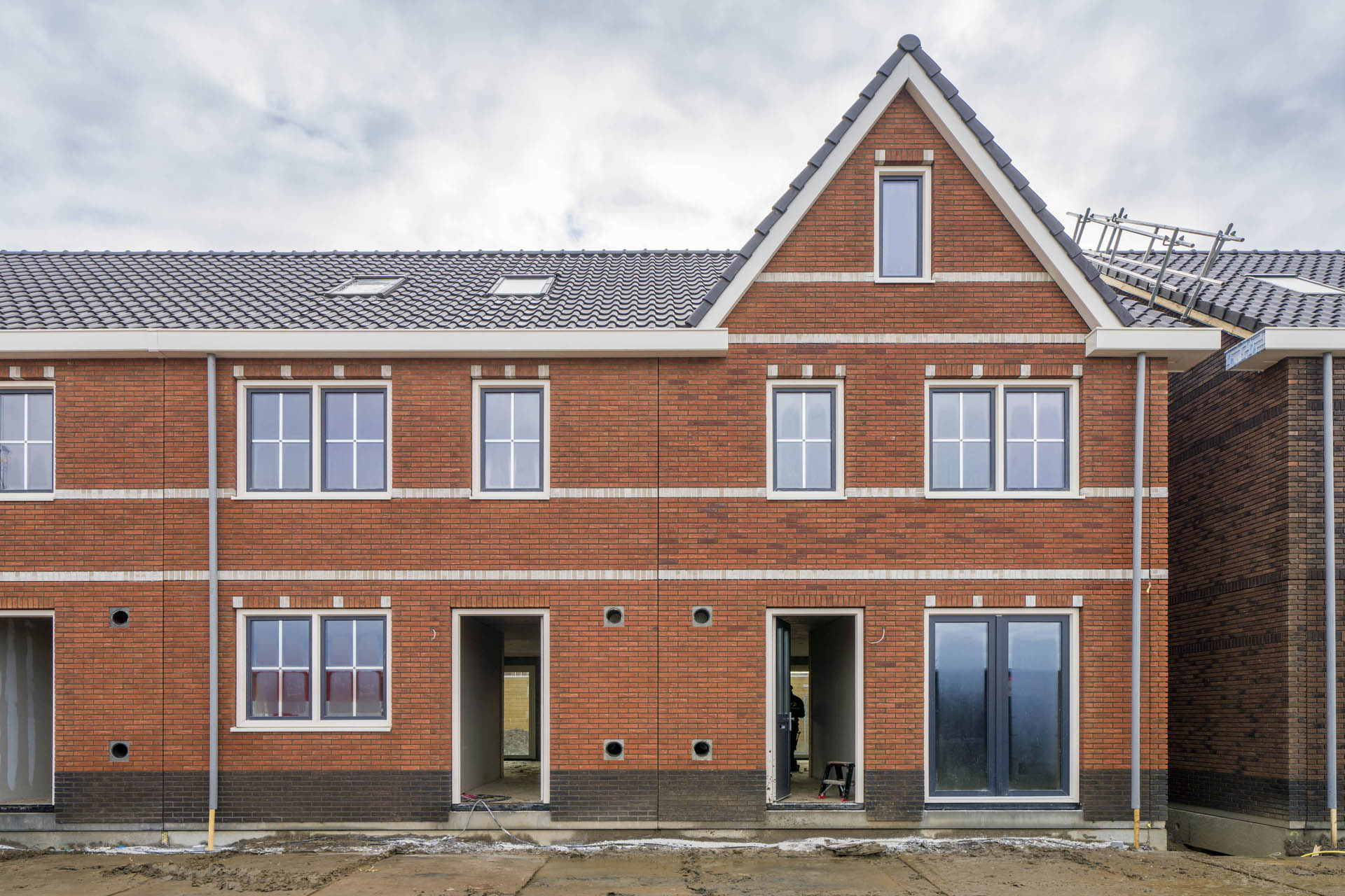 Foto van de voorzijde van de woningen in Zevenhuizen - je ziet hier goed de details van het metselwerk