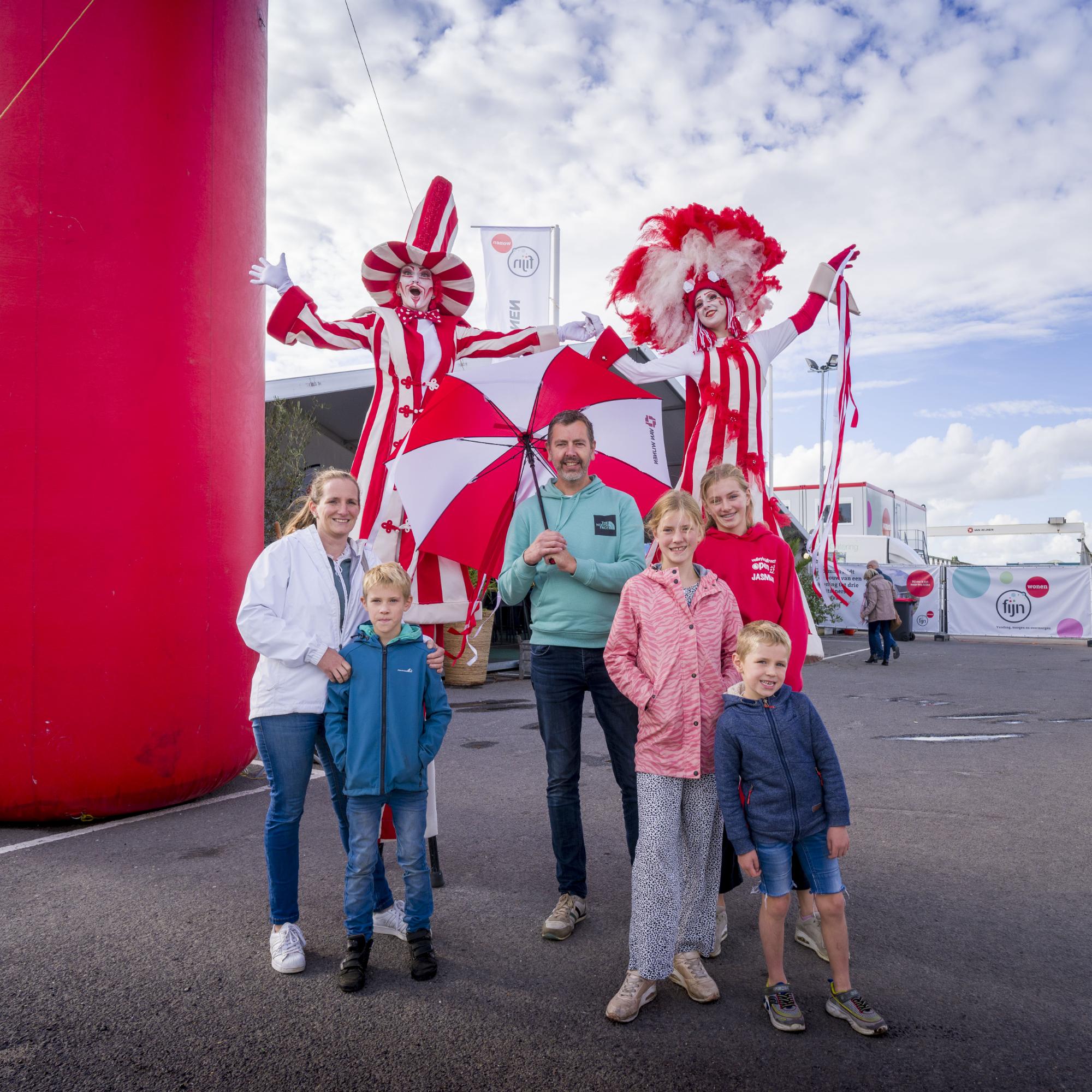 Collega's bezoeken familiedag woningfabriek