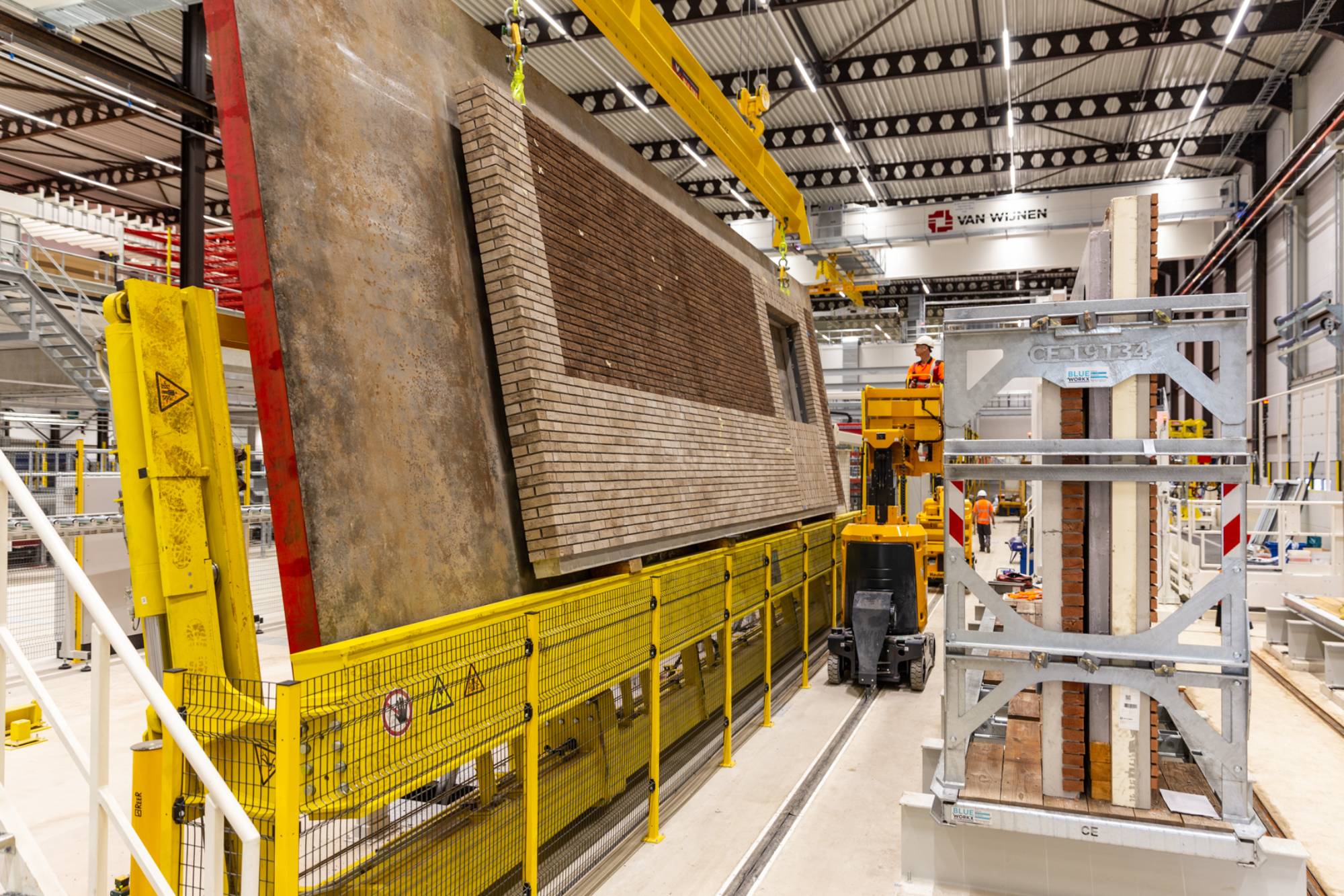 Gevel op slede in woningfabriek