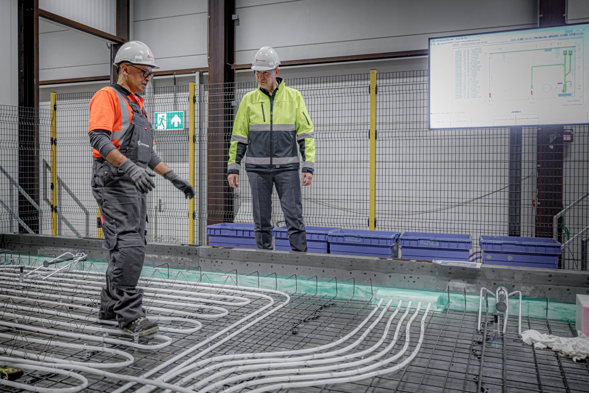 Hilbrand en collega in woningfabriek