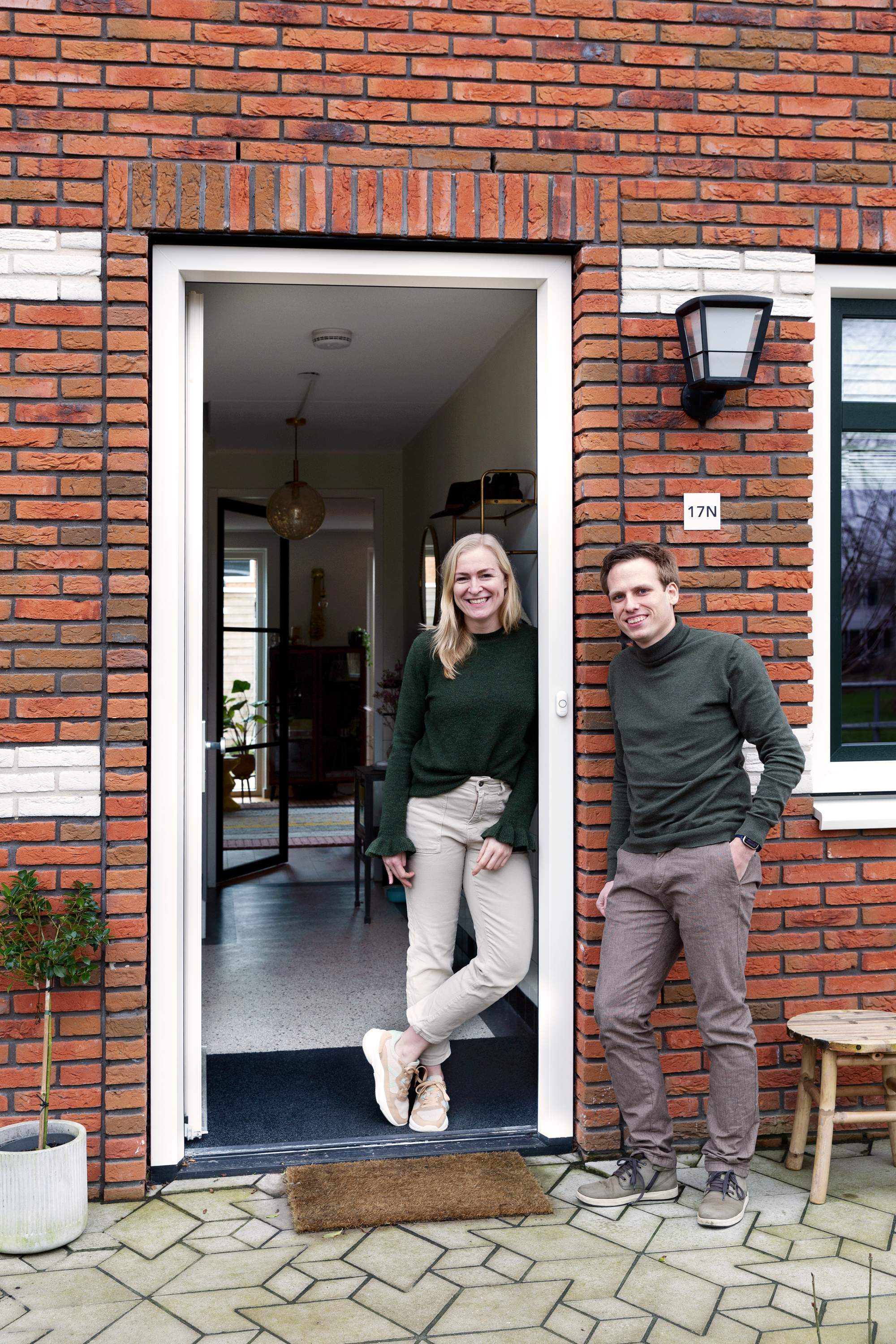 Rianne en Rutger in deuropening binnenkijken in Groningen