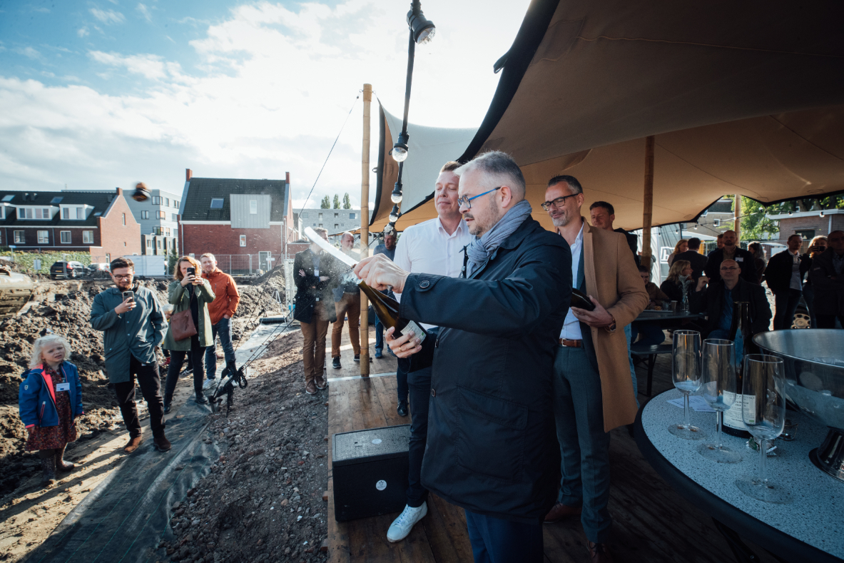 Wethouder Tetteroo geeft startsein bouw in Gouda