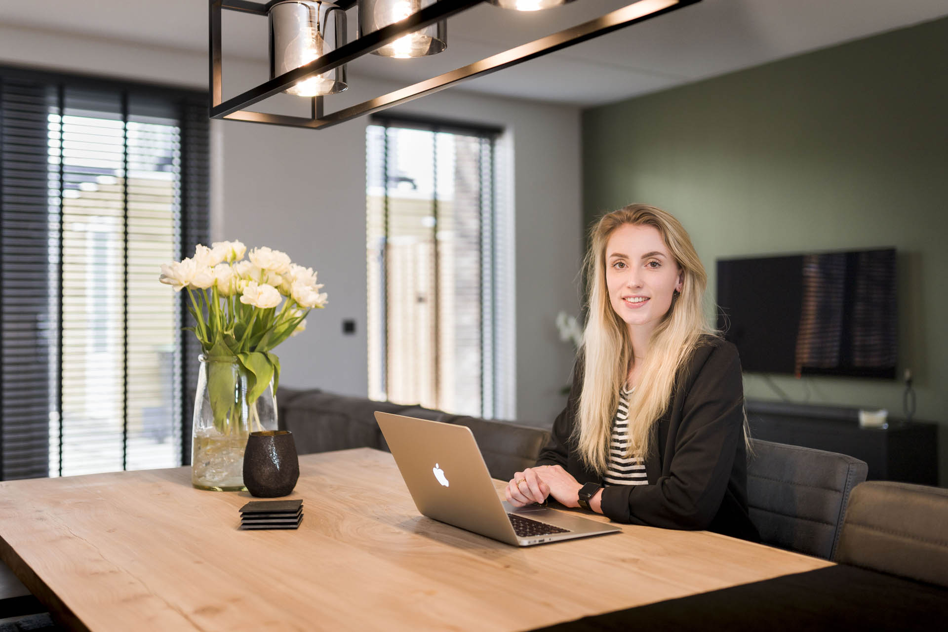 Daniëlle aan de eettafel in haar woning in Julianadorp