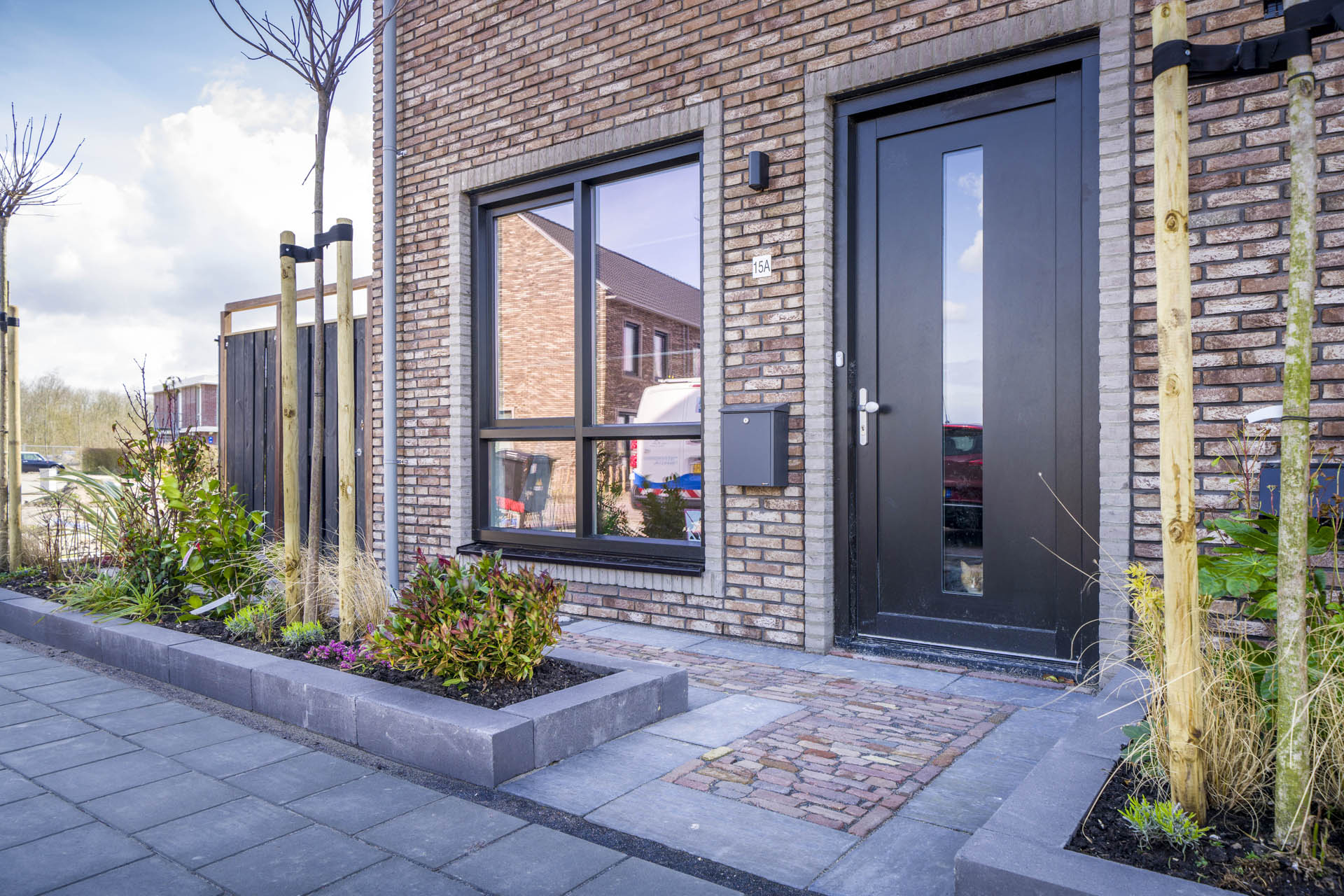 De voortuin bij een van de woningen in Julianadorp