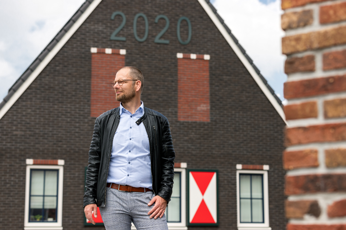 Jeroen Demmers wandelt door woonwijk De Dijkjes in Elburg