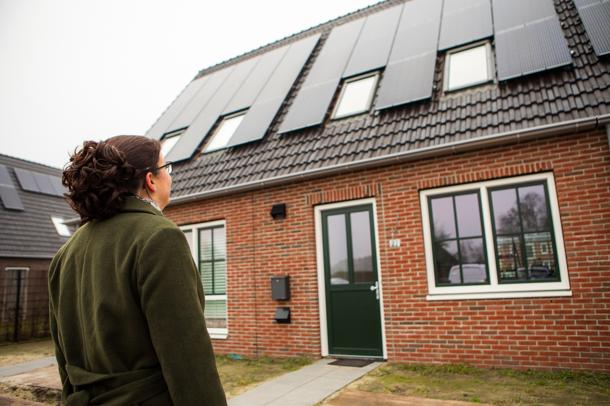 Maaike kijkt naar een van de woningen in Diessen