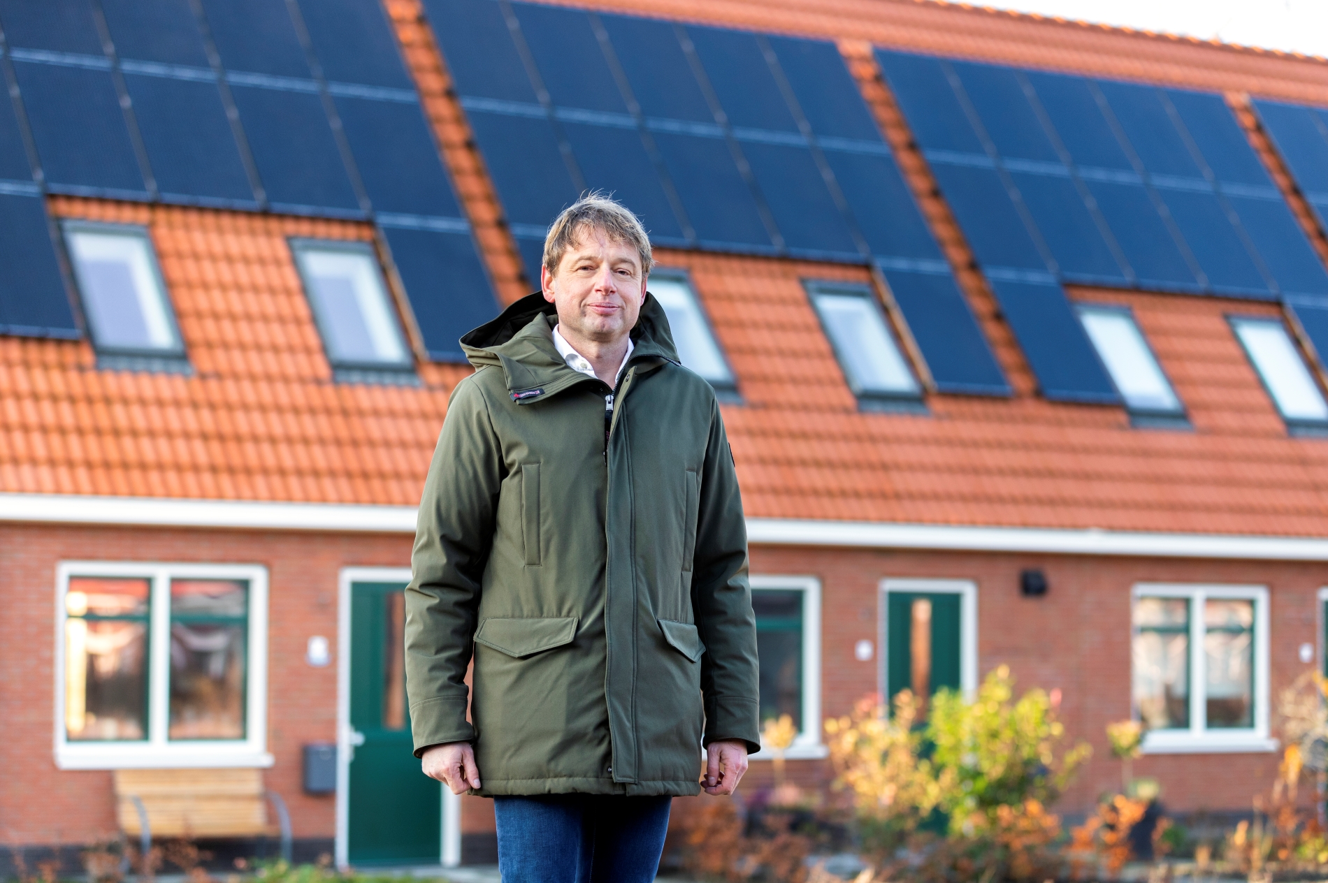 Rob Hoogeveen voor de eenlaags met kap woningen in Assen