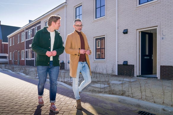 Reporter Michael loopt met Stefan Wemmenhove van Stepforward door woonwijk Fluwelenhof in Gouda