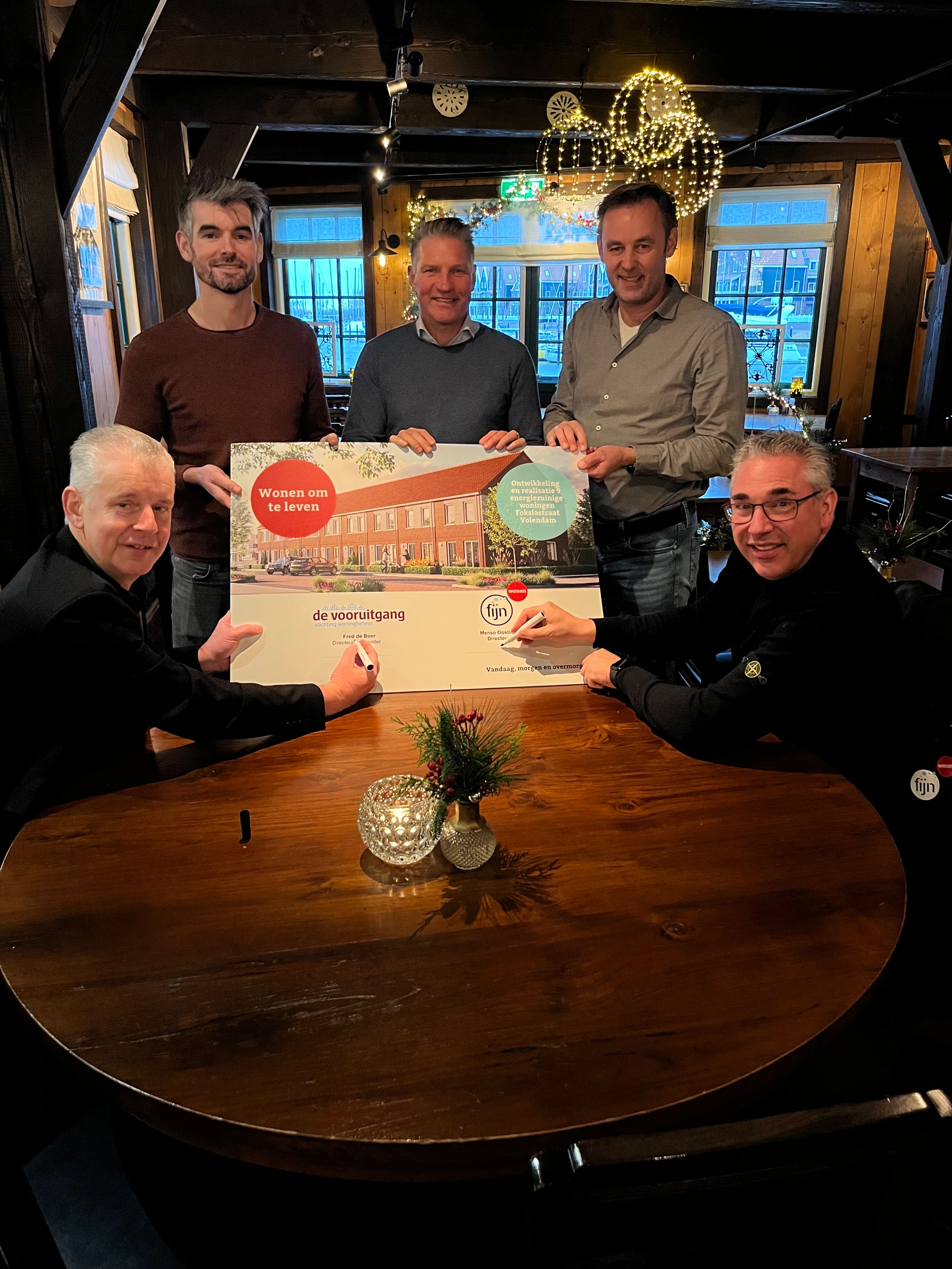 Moment van ondertekening project 9 woningen in Volendam voor De Vooruitgang