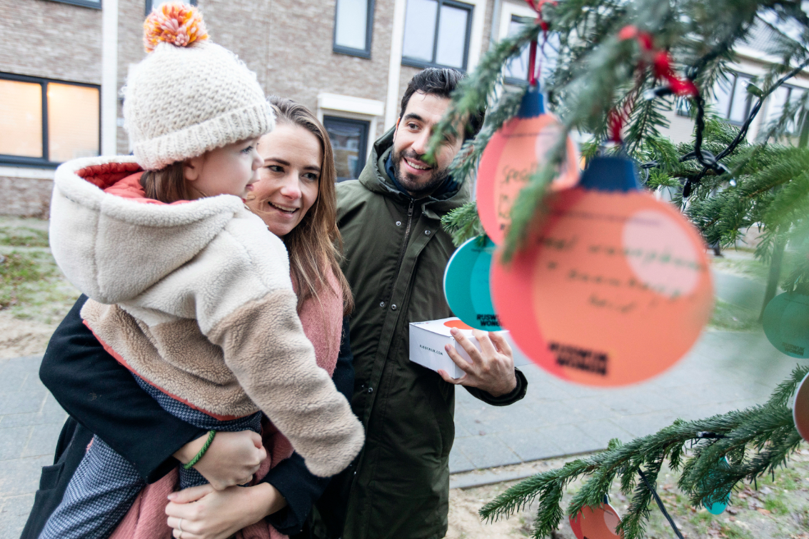Bewoners Rijswijk hangen kerstwens in de kerstboom