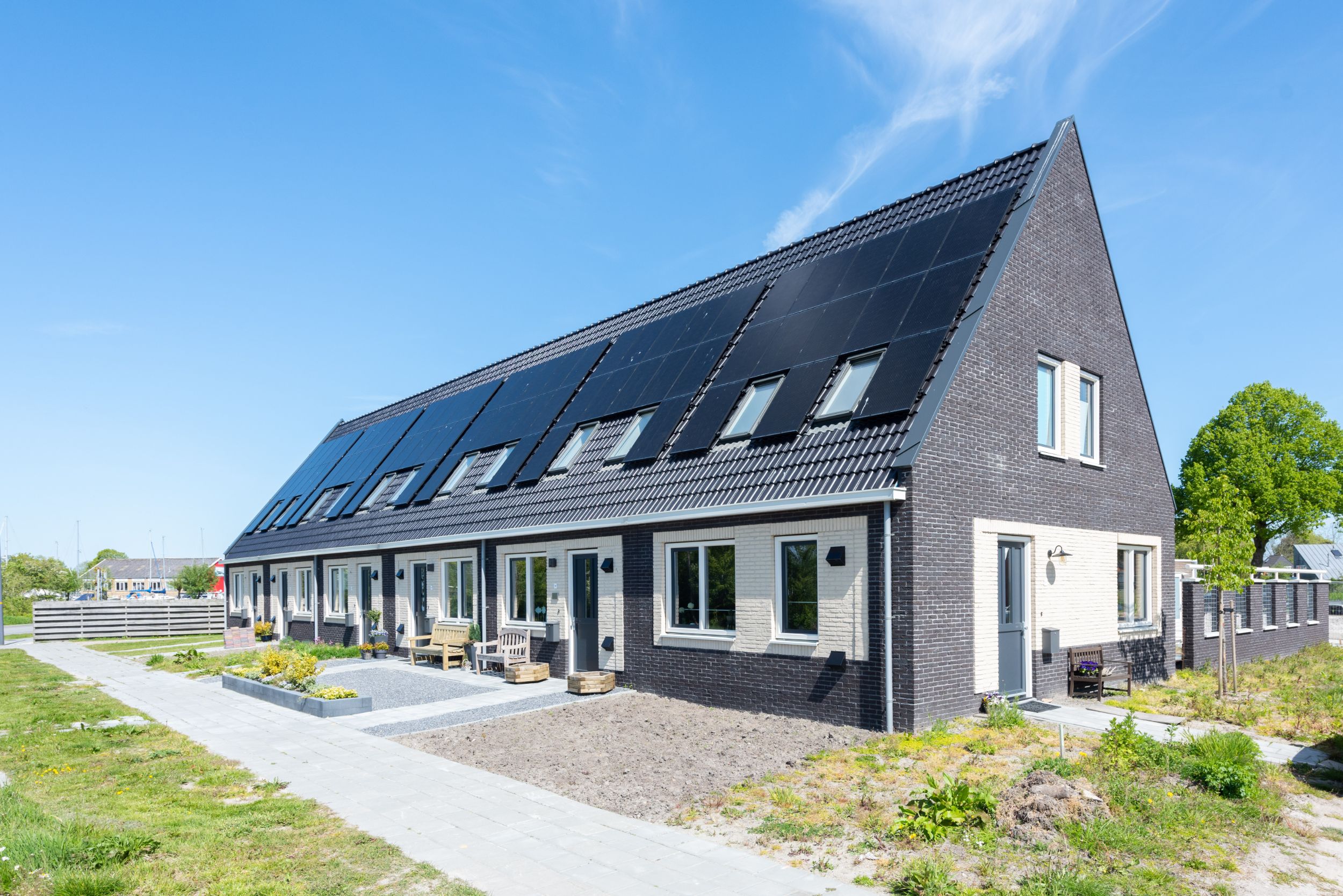 Foto van een rij woningen in Akkrum met grijze gevelstenen