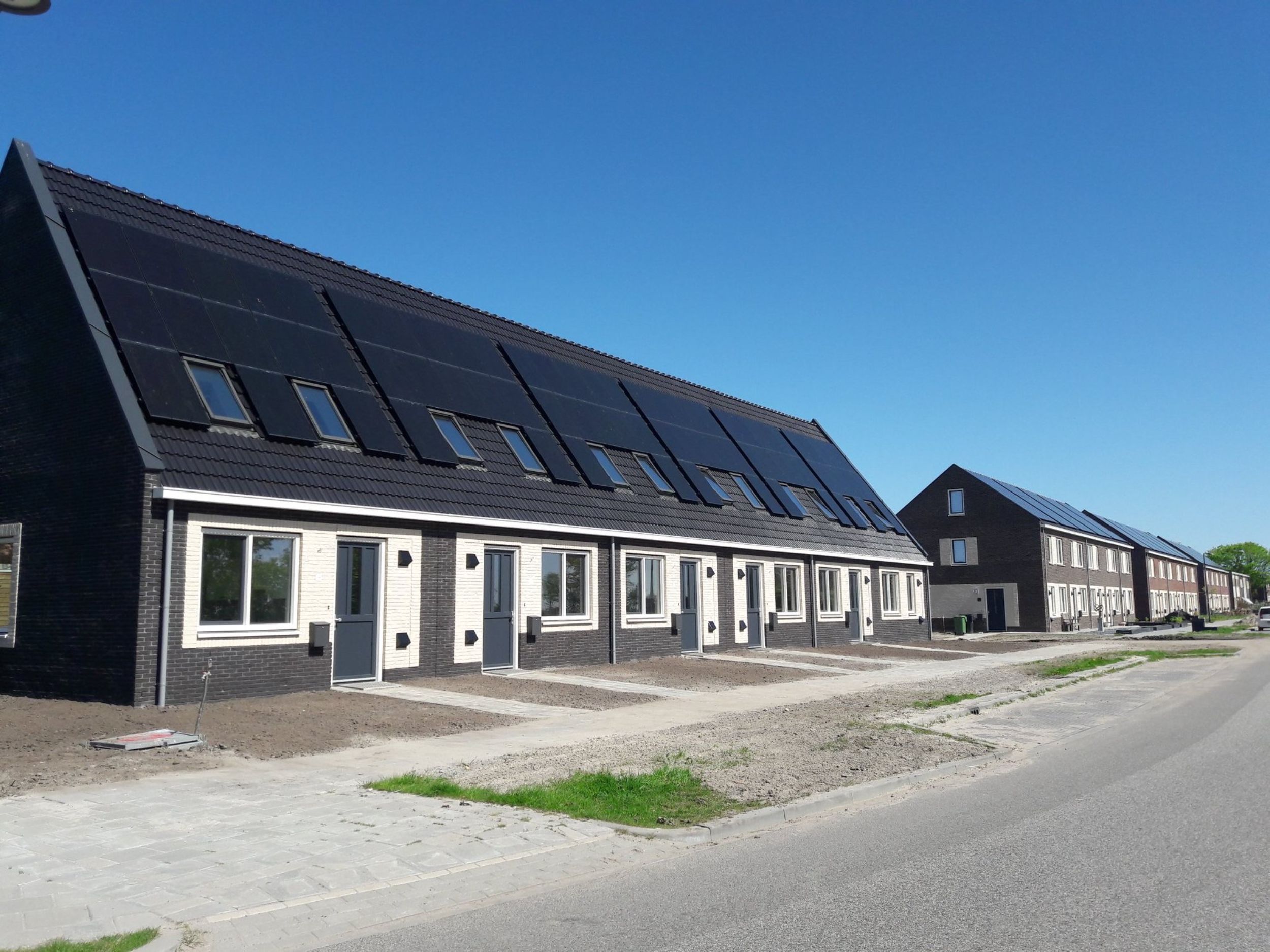 Rij woningen in Akkrum, eenlaags met kap