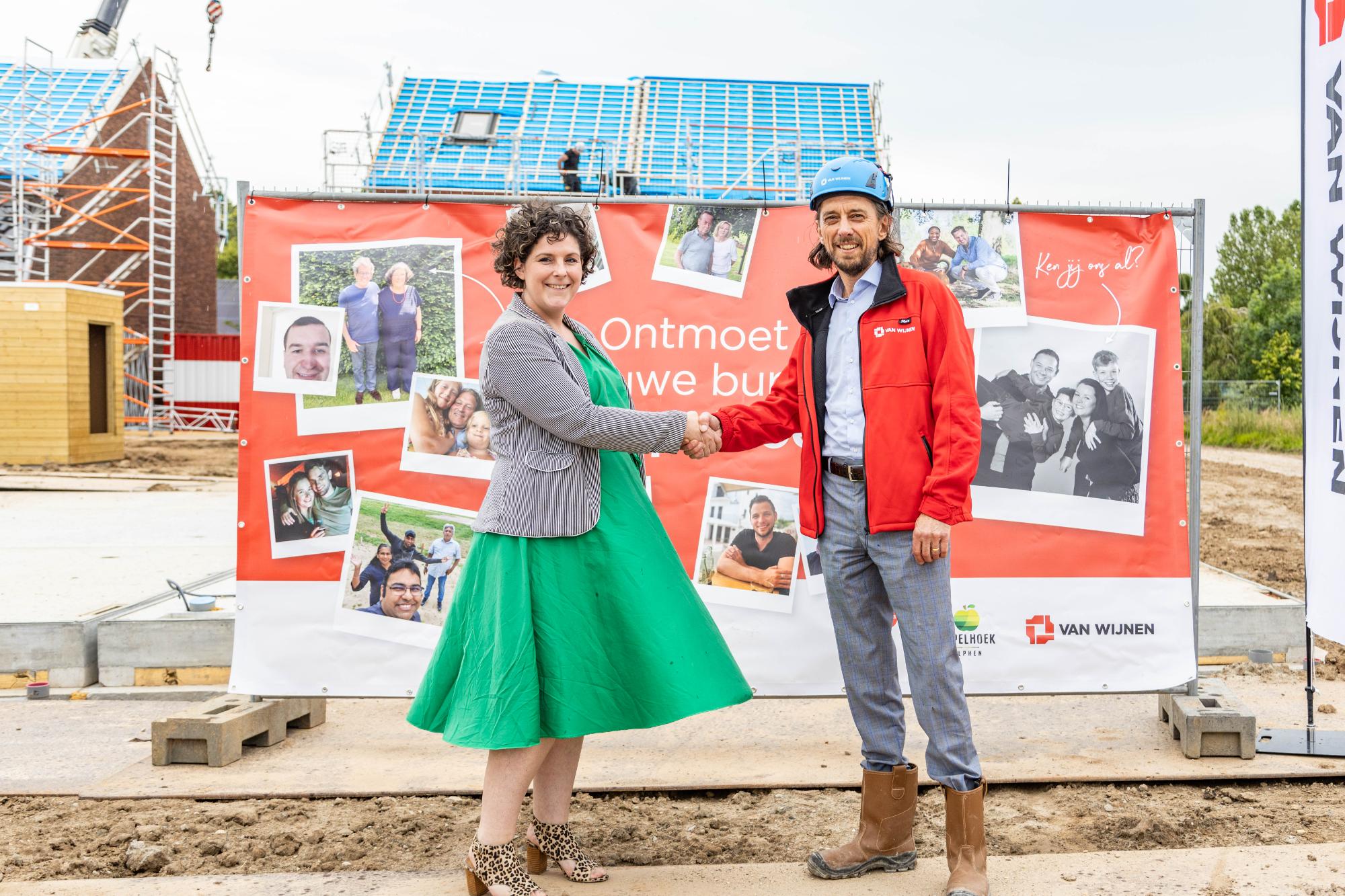 Feestelijke start van de bouw in Alphen Appelhoek. Marieke van den Boom-Witzel van gemeente West Maas en Waal en Herman Boer, directeur Van Wijnen Projectontwikkeling Zuid gaven het startsein voor de bouw. Feestelijke start van de bouw in Alphen Appelhoek. Marieke van den Boom-Witzel van gemeente West Maas en Waal en Herman Boer, directeur Van Wijnen Projectontwikkeling Zuid gaven het startsein voor de bouw.