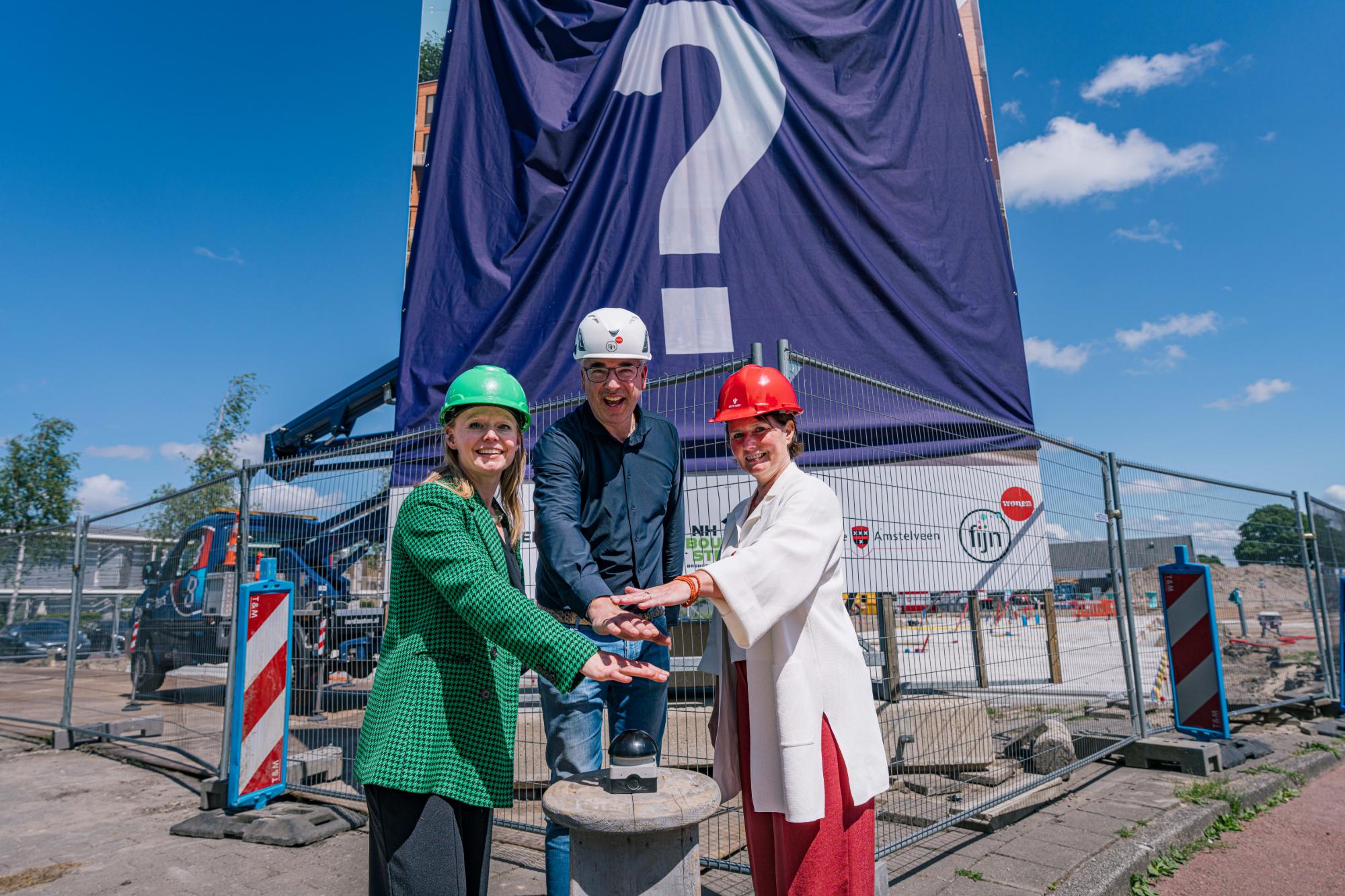 Bouwbord Maccabiadelaan Amstelveen onthuld